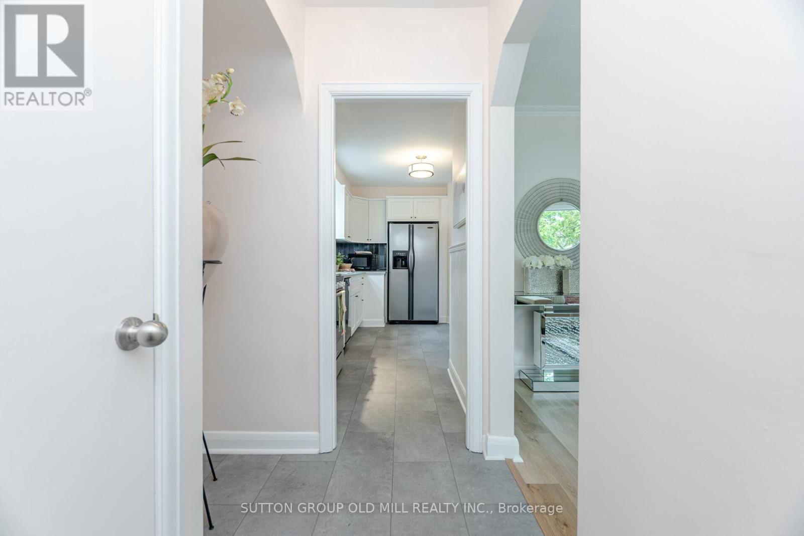 112 North Carson Street, Toronto, Ontario  M8W 4C8 - Photo 5 - W12158127