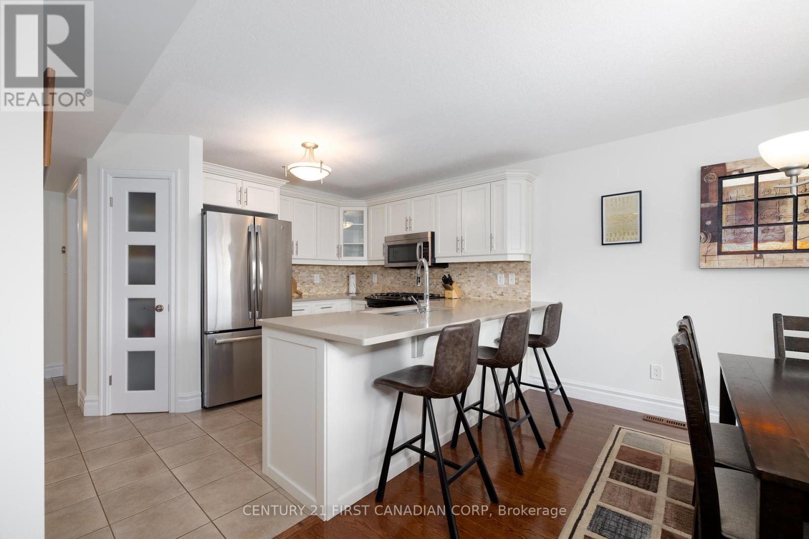 21 Maplewood Lane, Middlesex Centre, Ontario  M0M 2A0 - Photo 11 - X12158175