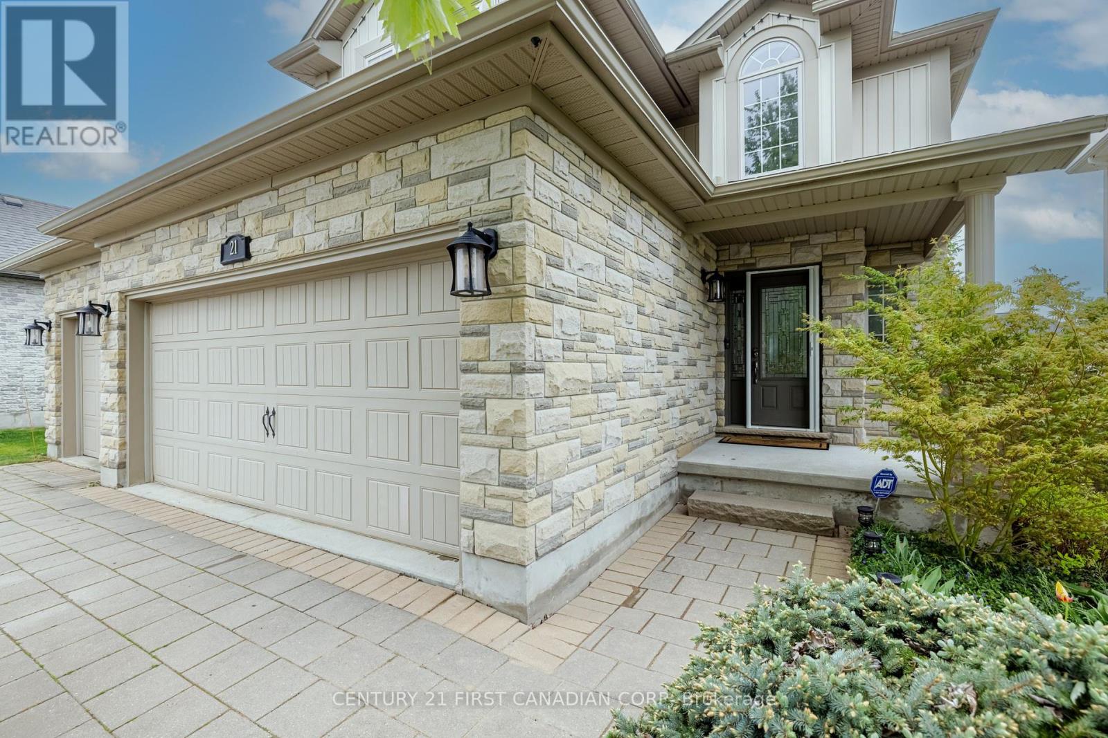 21 Maplewood Lane, Middlesex Centre, Ontario  M0M 2A0 - Photo 2 - X12158175