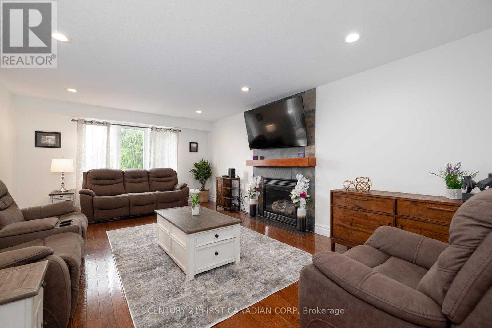 21 Maplewood Lane, Middlesex Centre, Ontario  M0M 2A0 - Photo 5 - X12158175