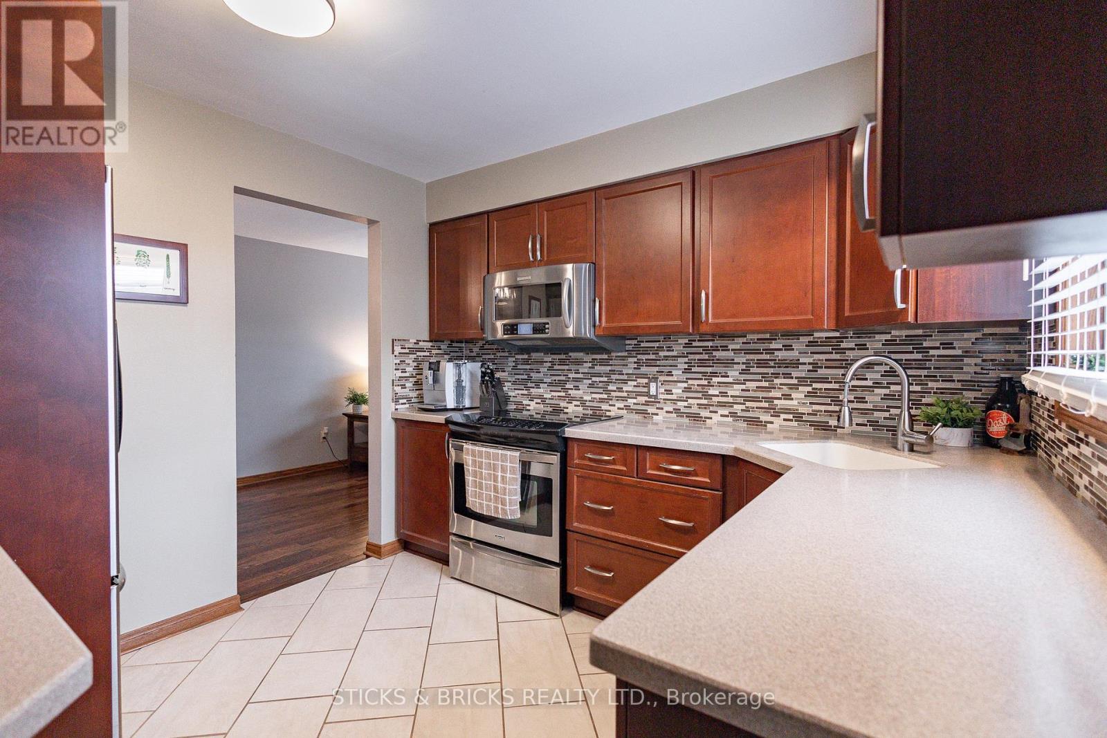 8031 Post Road, Niagara Falls, Ontario  L2H 2L2 - Photo 11 - X12158151