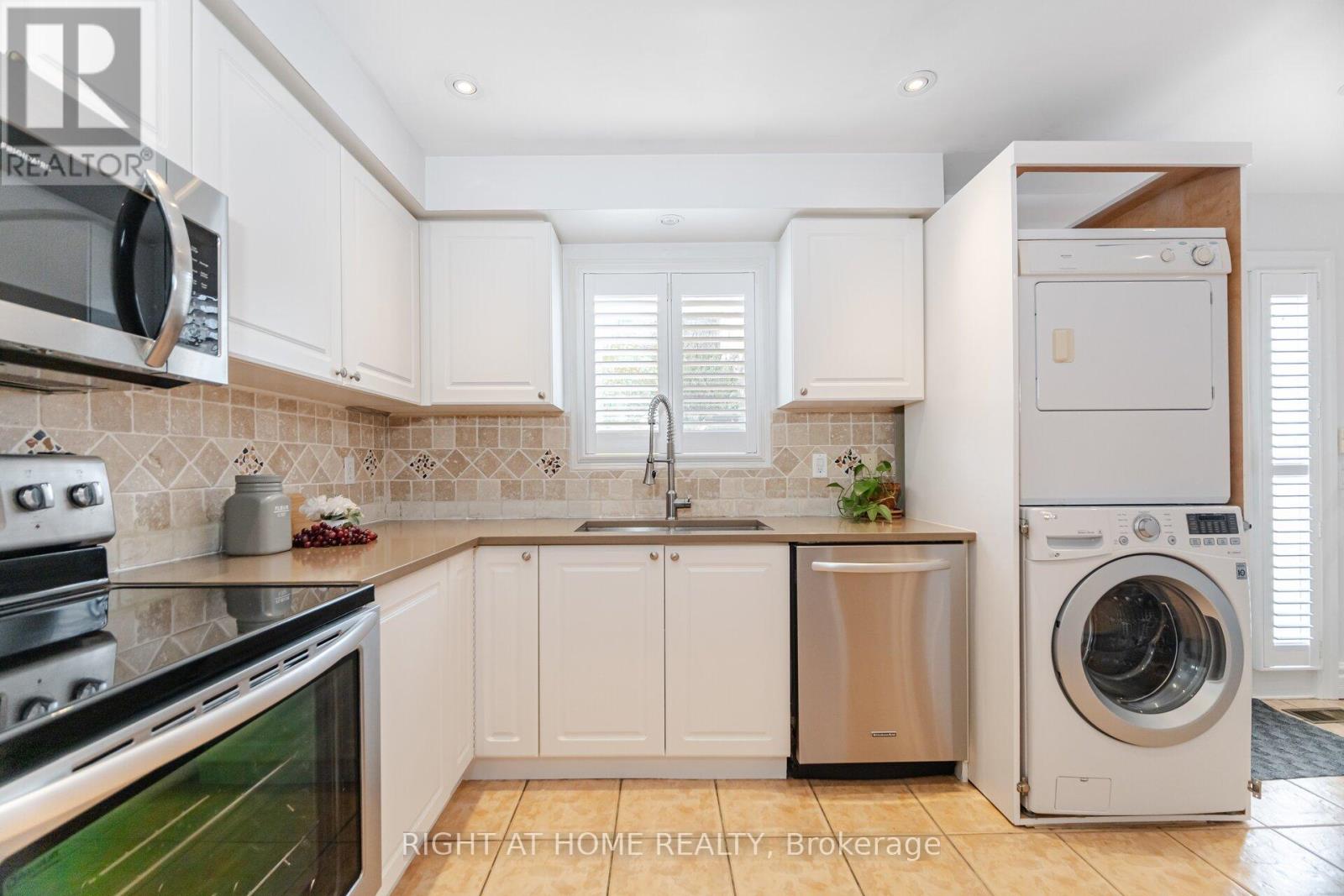 41 Acores Avenue, Toronto, Ontario  M6G 4B4 - Photo 17 - C12158190