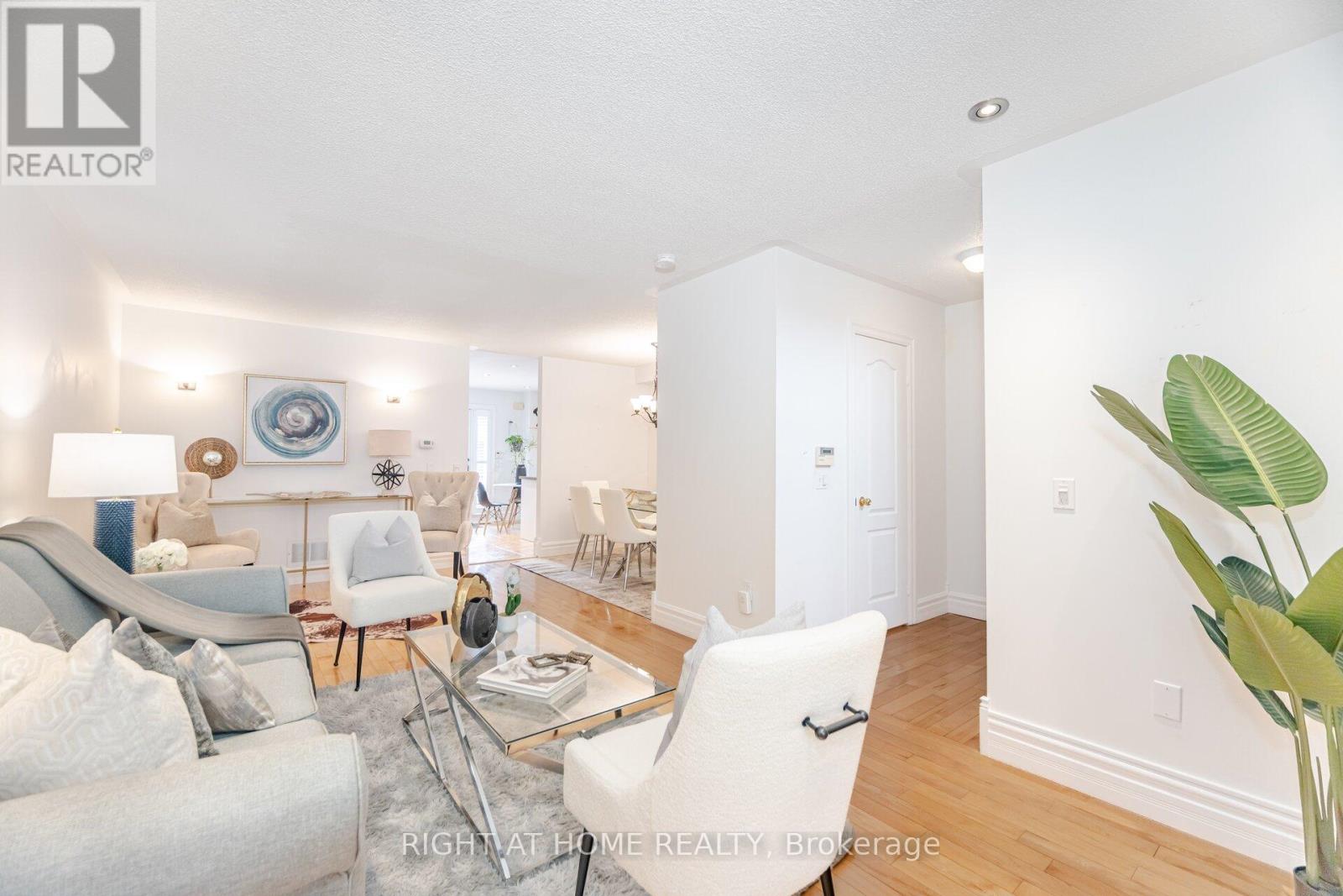 41 Acores Avenue, Toronto, Ontario  M6G 4B4 - Photo 7 - C12158190