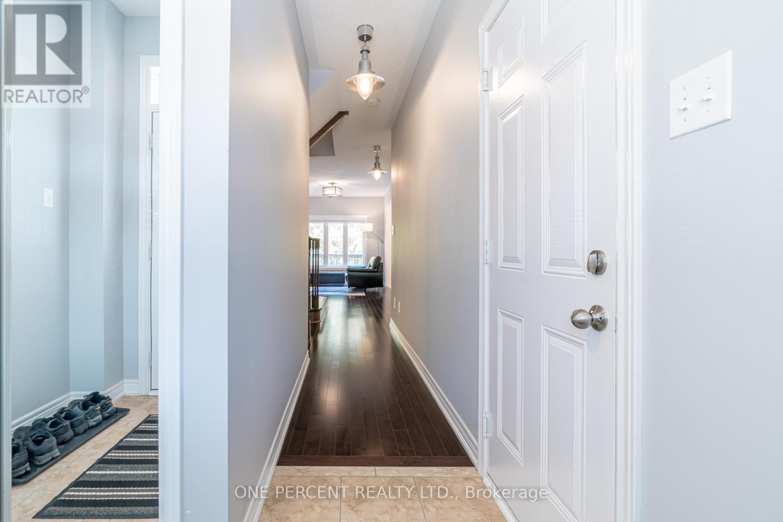 707 John Cole Court, Newmarket (Gorham-College Manor), Ontario  L3Y 5V7 - Photo 4 - N12158202