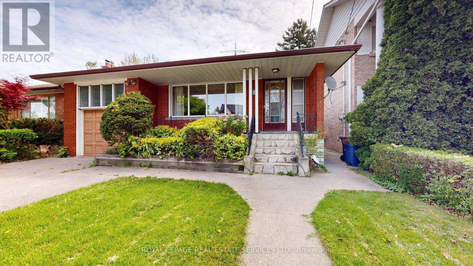 7 Stockbridge Avenue, Toronto (Stonegate-Queensway), Ontario  M8Z 4M6 - Photo 2 - W12158173