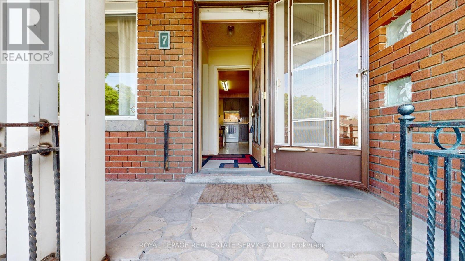 7 Stockbridge Avenue, Toronto (Stonegate-Queensway), Ontario  M8Z 4M6 - Photo 4 - W12158173