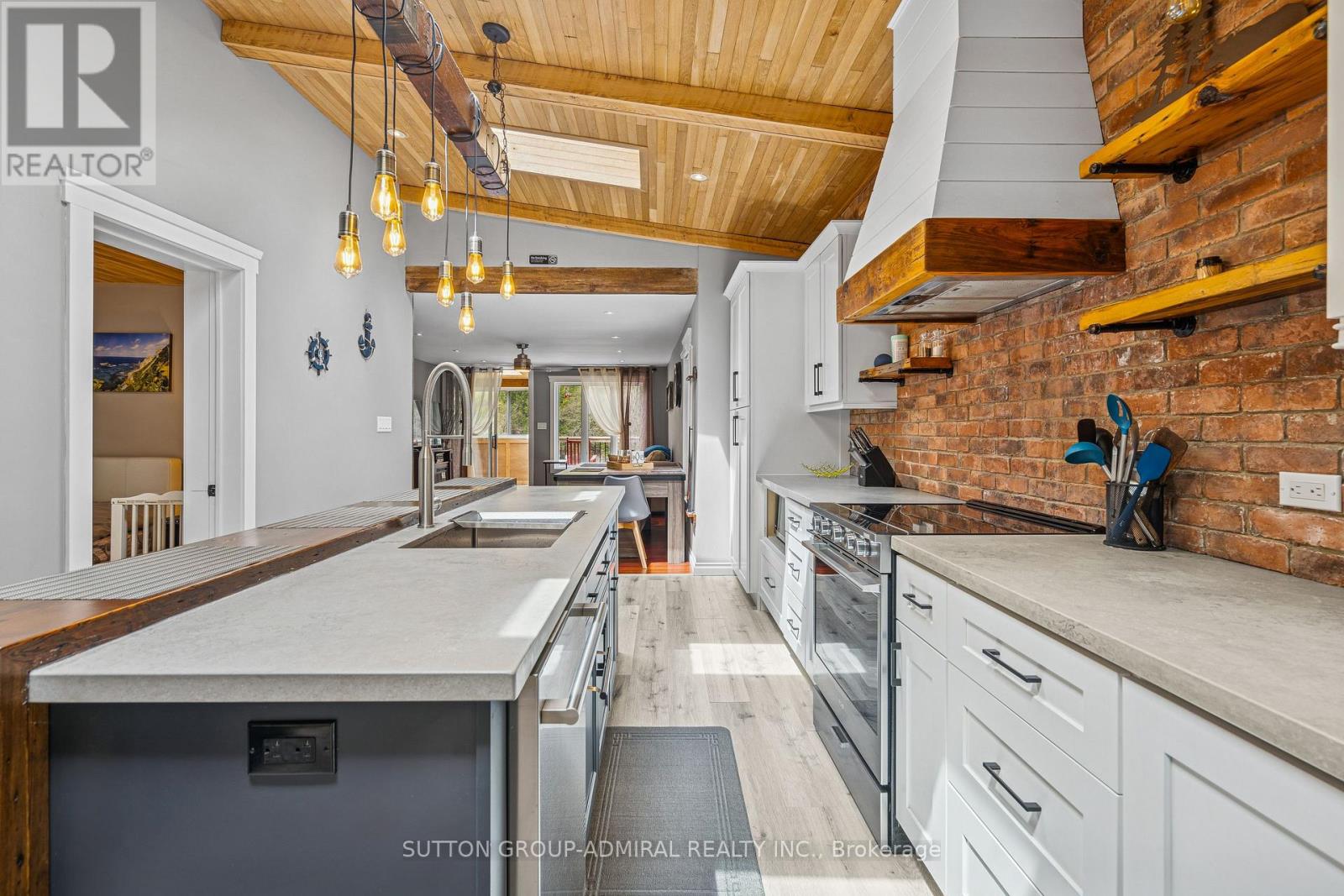 1023 Kirkpatrick Lane, Bracebridge, Ontario  P1L 1X1 - Photo 9 - X12158169