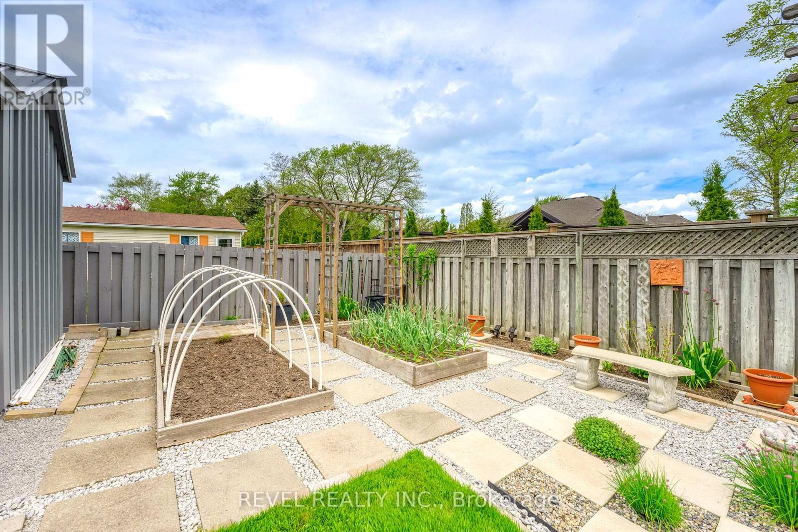 990 Allandale Drive, Sarnia, Ontario  N7S 3E4 - Photo 7 - X12158189