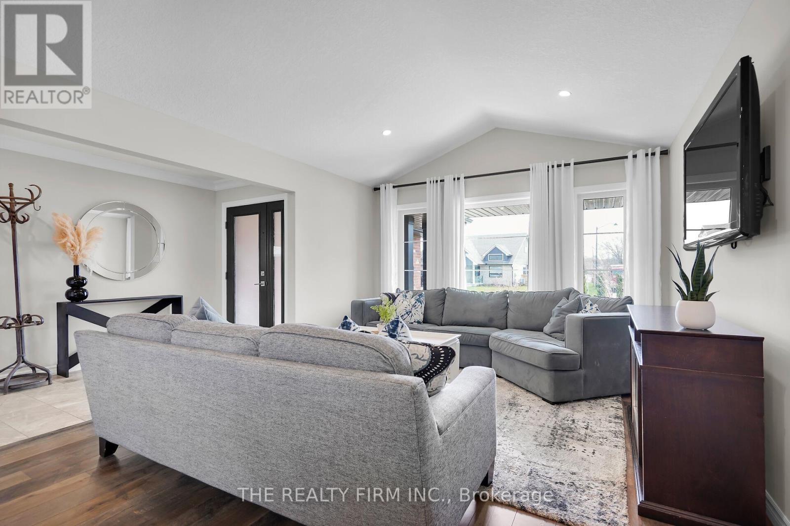 15 Glenwood Street, St. Thomas, Ontario  N5R 0G9 - Photo 7 - X12158227