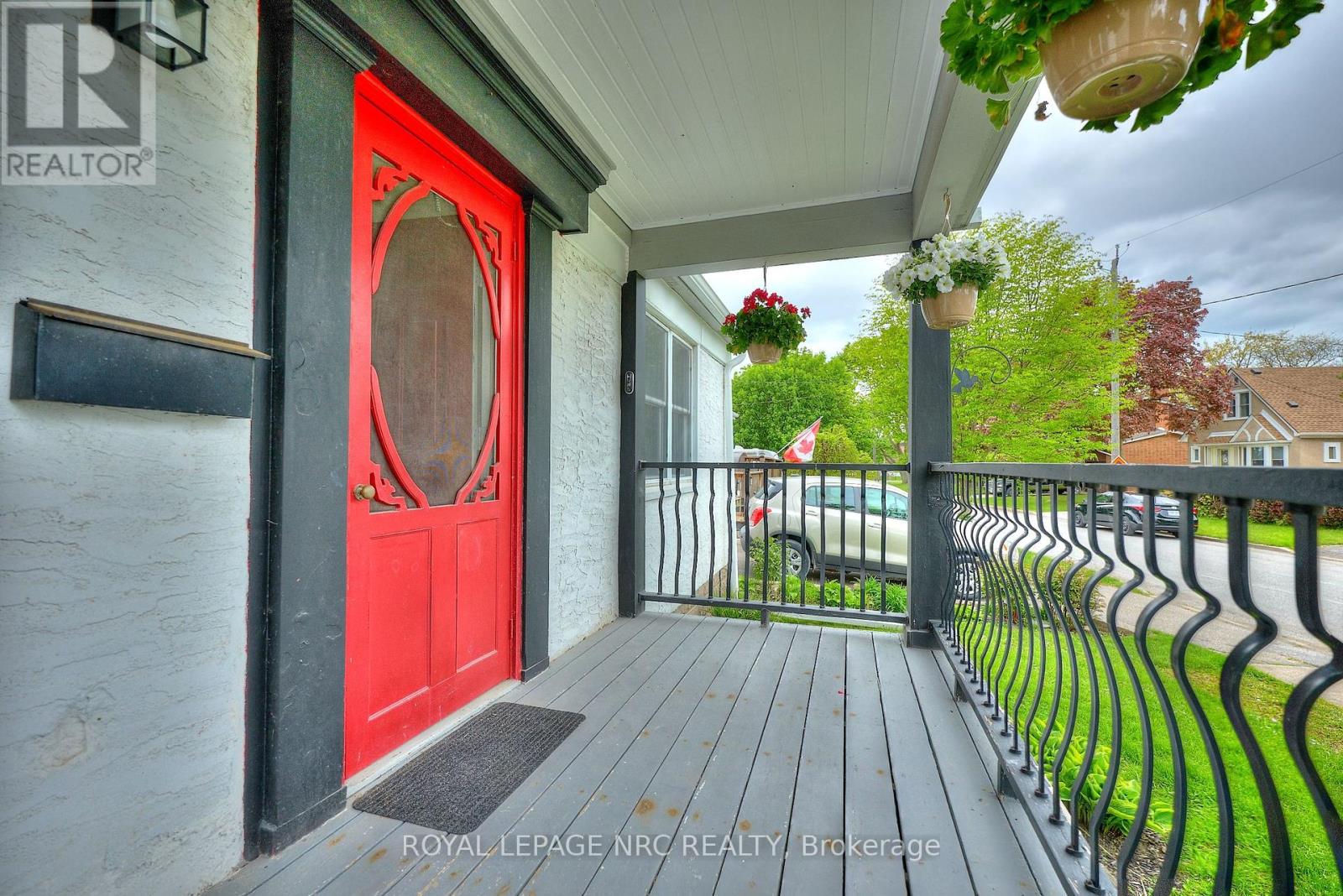 27 Victoria Street, St. Catharines, Ontario  L2S 2L1 - Photo 3 - X12153059