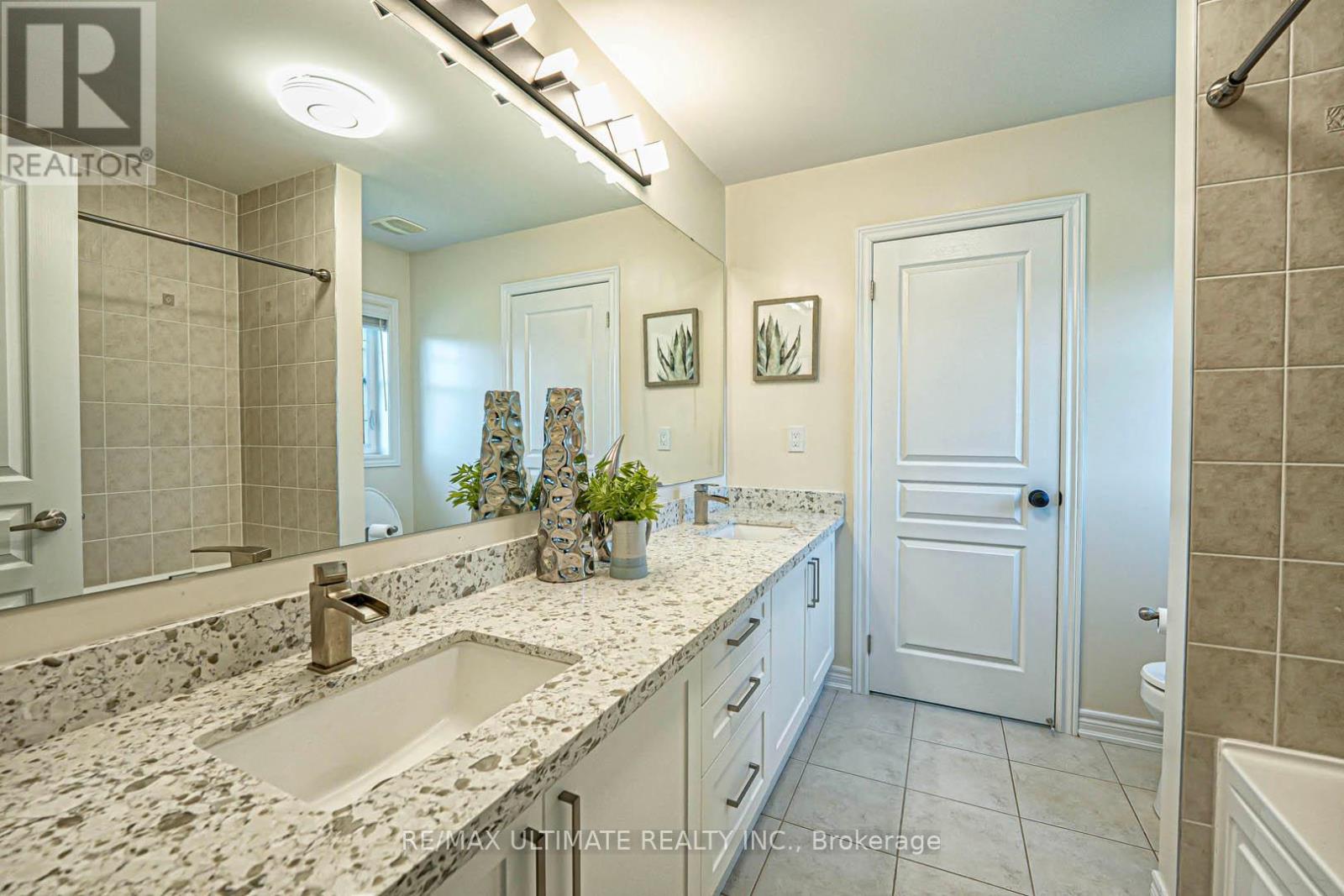 139 Shadow Falls Drive, Richmond Hill, Ontario  L4E 0N9 - Photo 38 - N12158380
