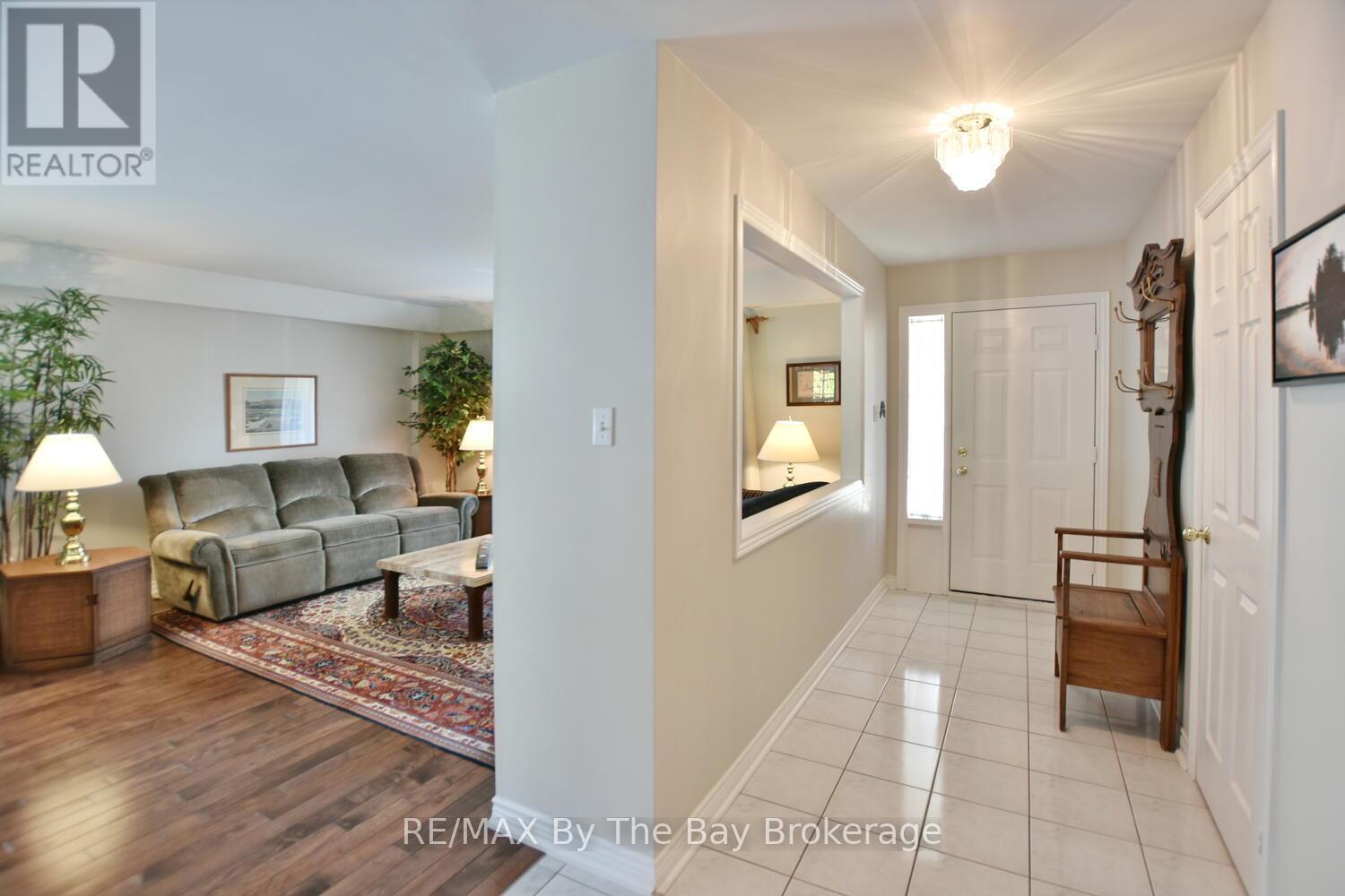 32 Riverdale Drive, Wasaga Beach, Ontario  L9Z 1G1 - Photo 11 - S12153423
