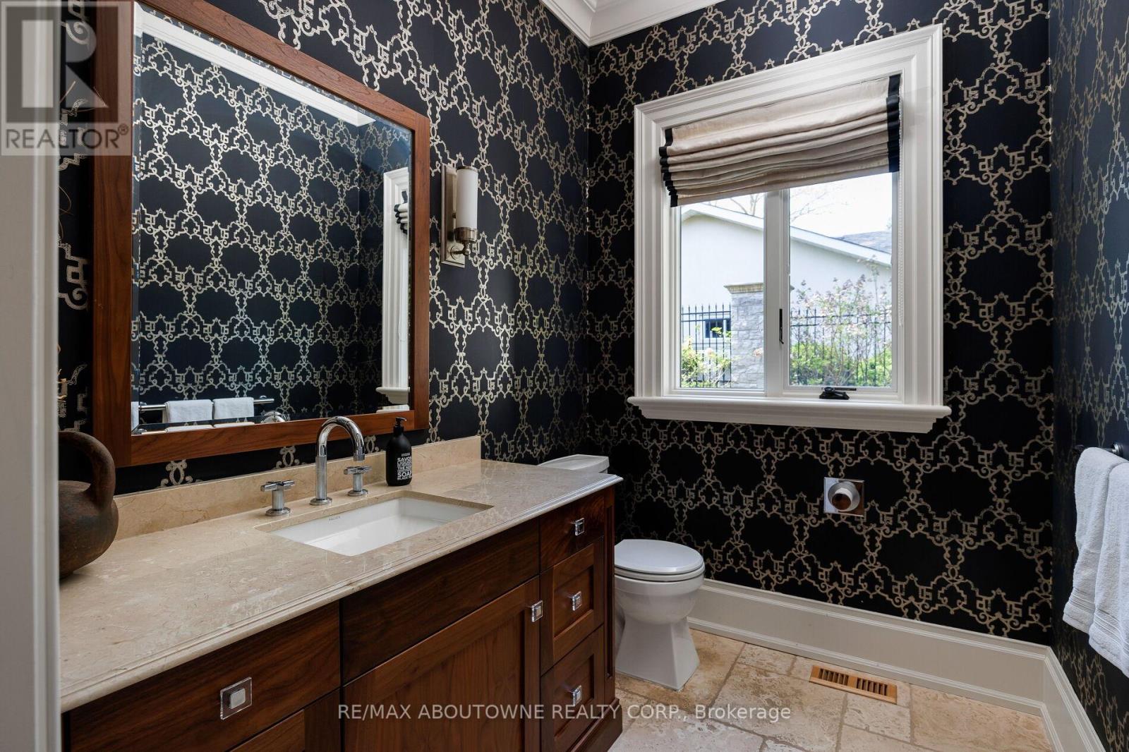 64 Brentwood Road, Oakville, Ontario  L6J 4B6 - Photo 16 - W12158315