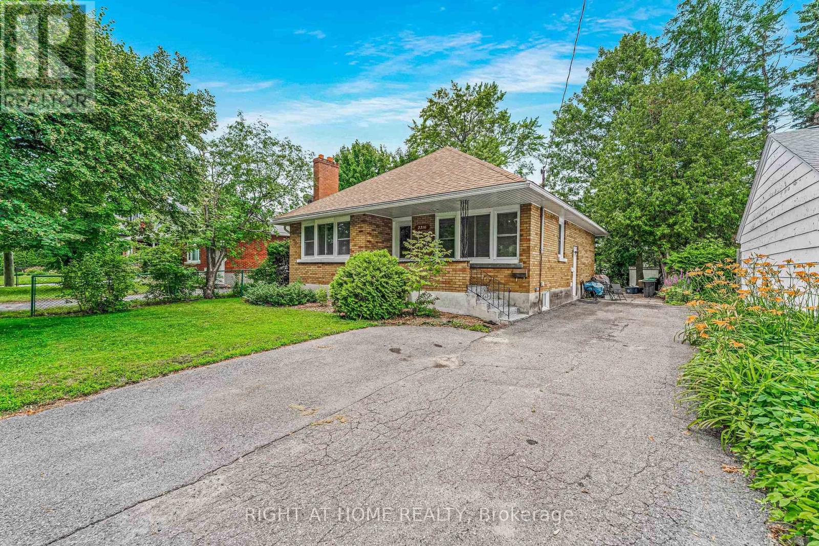 2216 Prospect Avenue, Ottawa, Ontario  K1H 7G3 - Photo 2 - X12158434