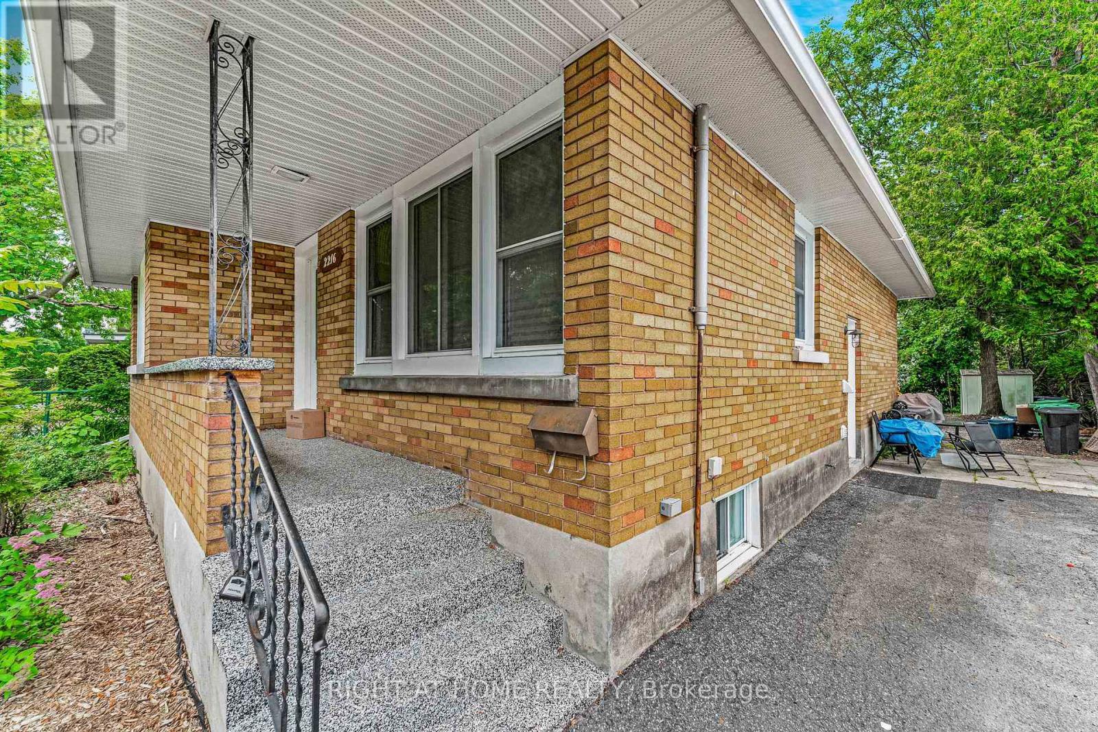 2216 Prospect Avenue, Ottawa, Ontario  K1H 7G3 - Photo 3 - X12158434