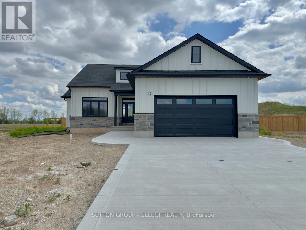 10 LOIS COURT, Lambton Shores, Ontario