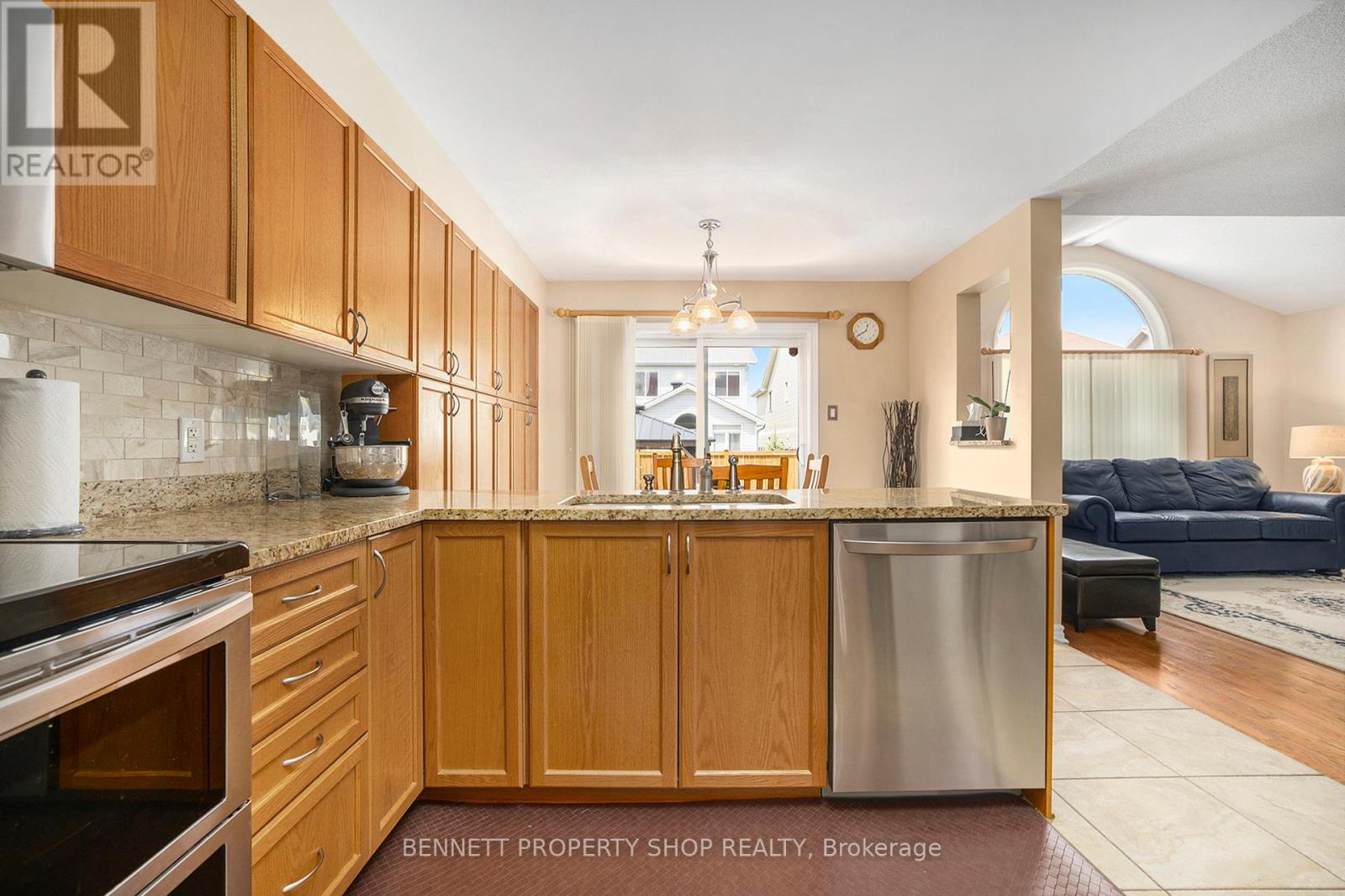 176 Macara Crescent, Ottawa, Ontario  K2K 0C9 - Photo 8 - X12151605