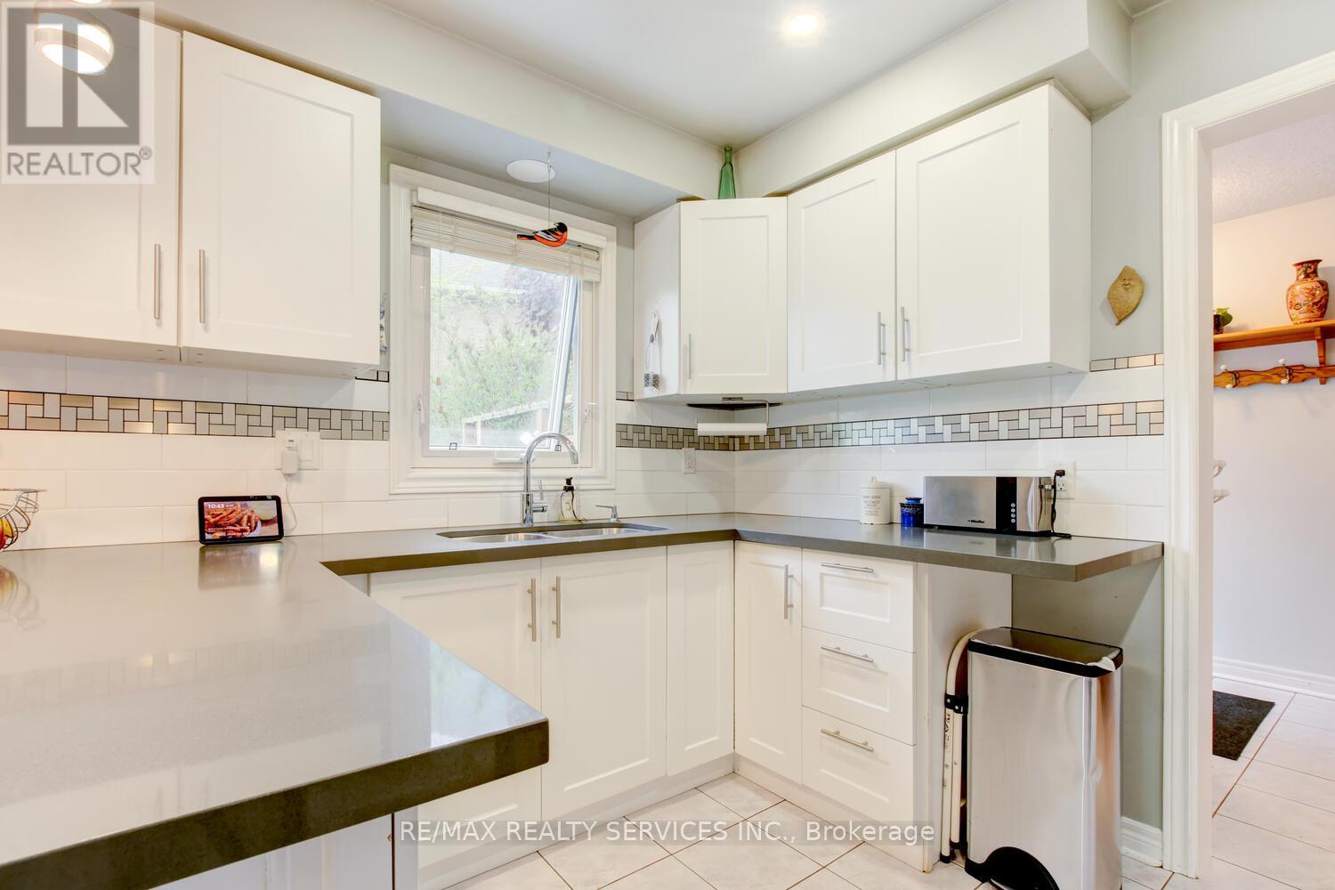 182 Pressed Brick Drive, Brampton, Ontario  L6V 4K6 - Photo 7 - W12158327
