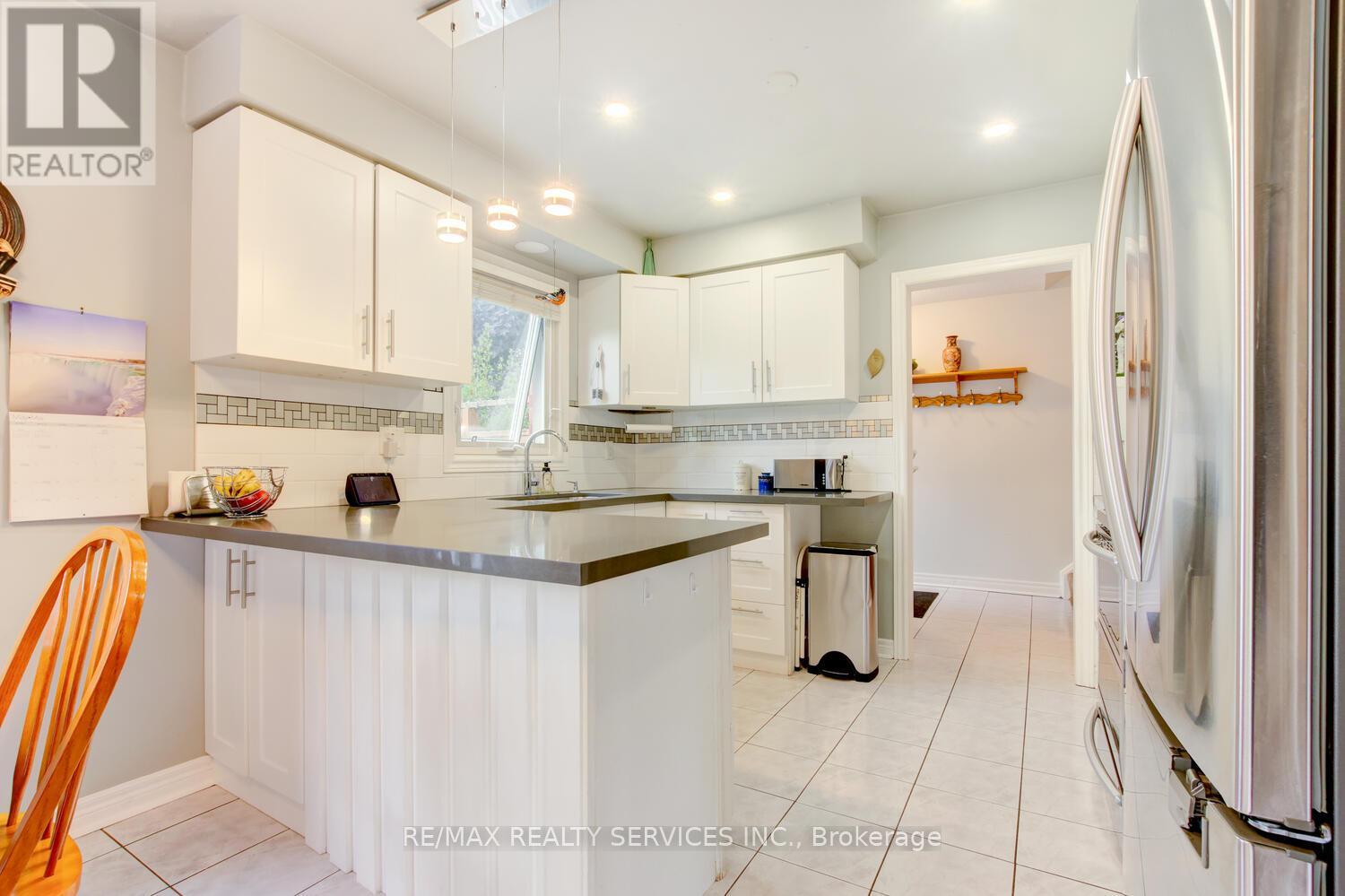 182 Pressed Brick Drive, Brampton, Ontario  L6V 4K6 - Photo 5 - W12158327