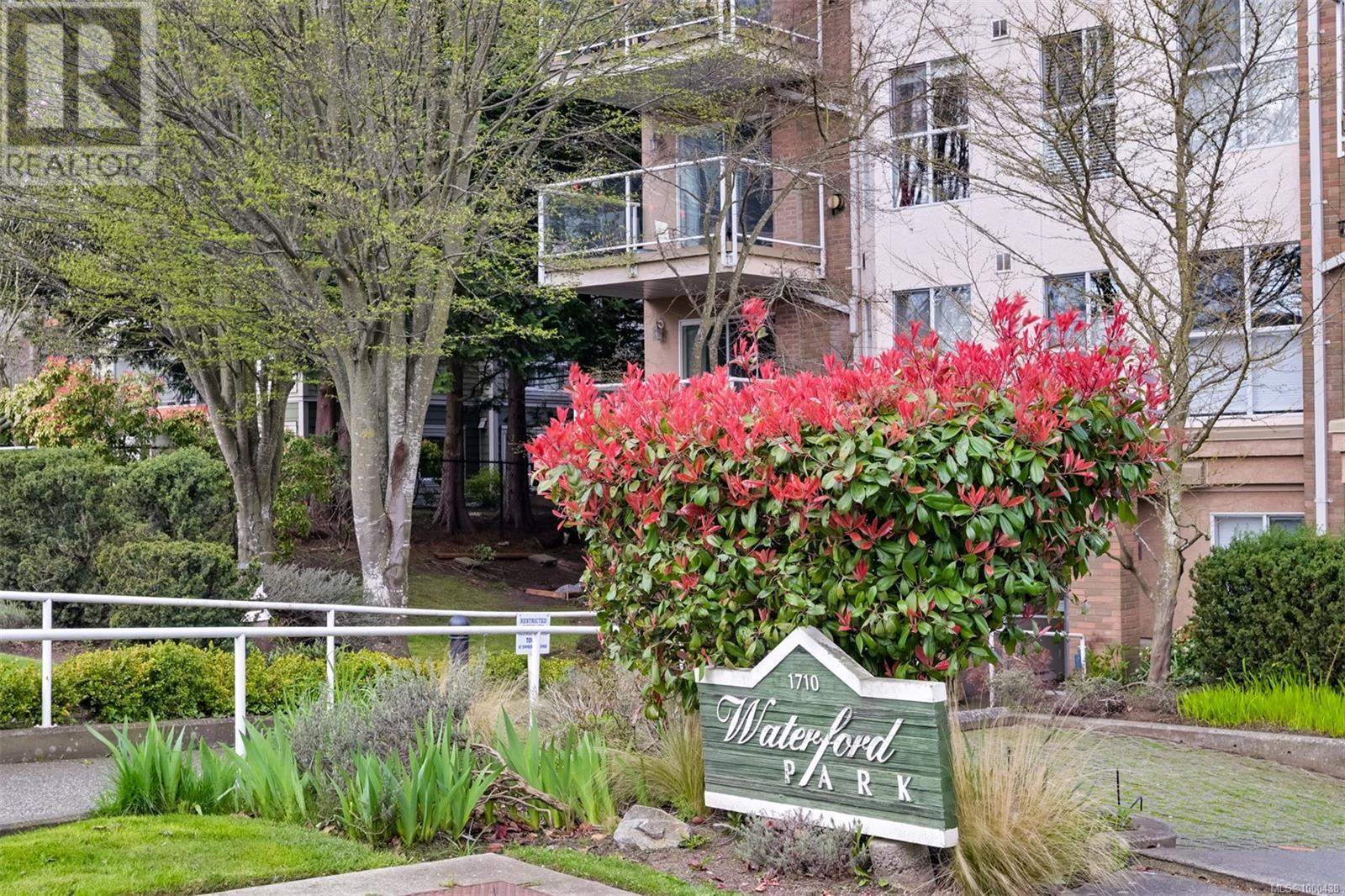 Property at 203 1710 Fort St image 2