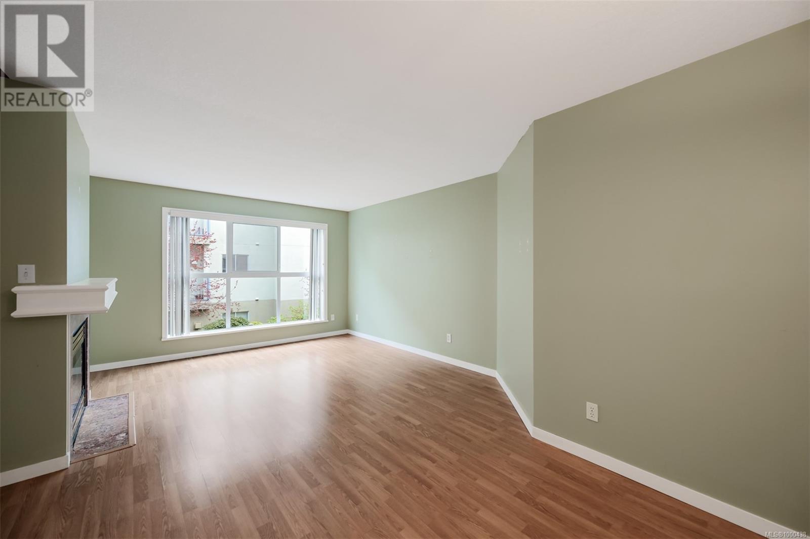Property at 203 1710 Fort St image 3