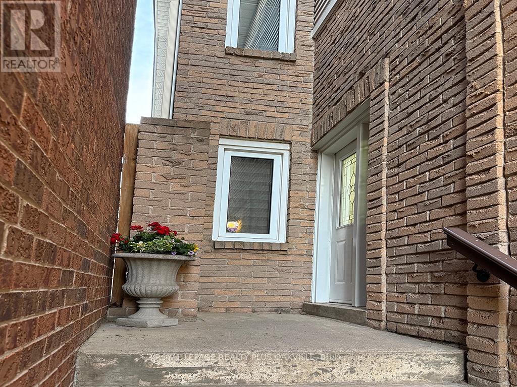 4177 Sunflower Drive, Mississauga, Ontario  L5L 2L4 - Photo 2 - W12158361