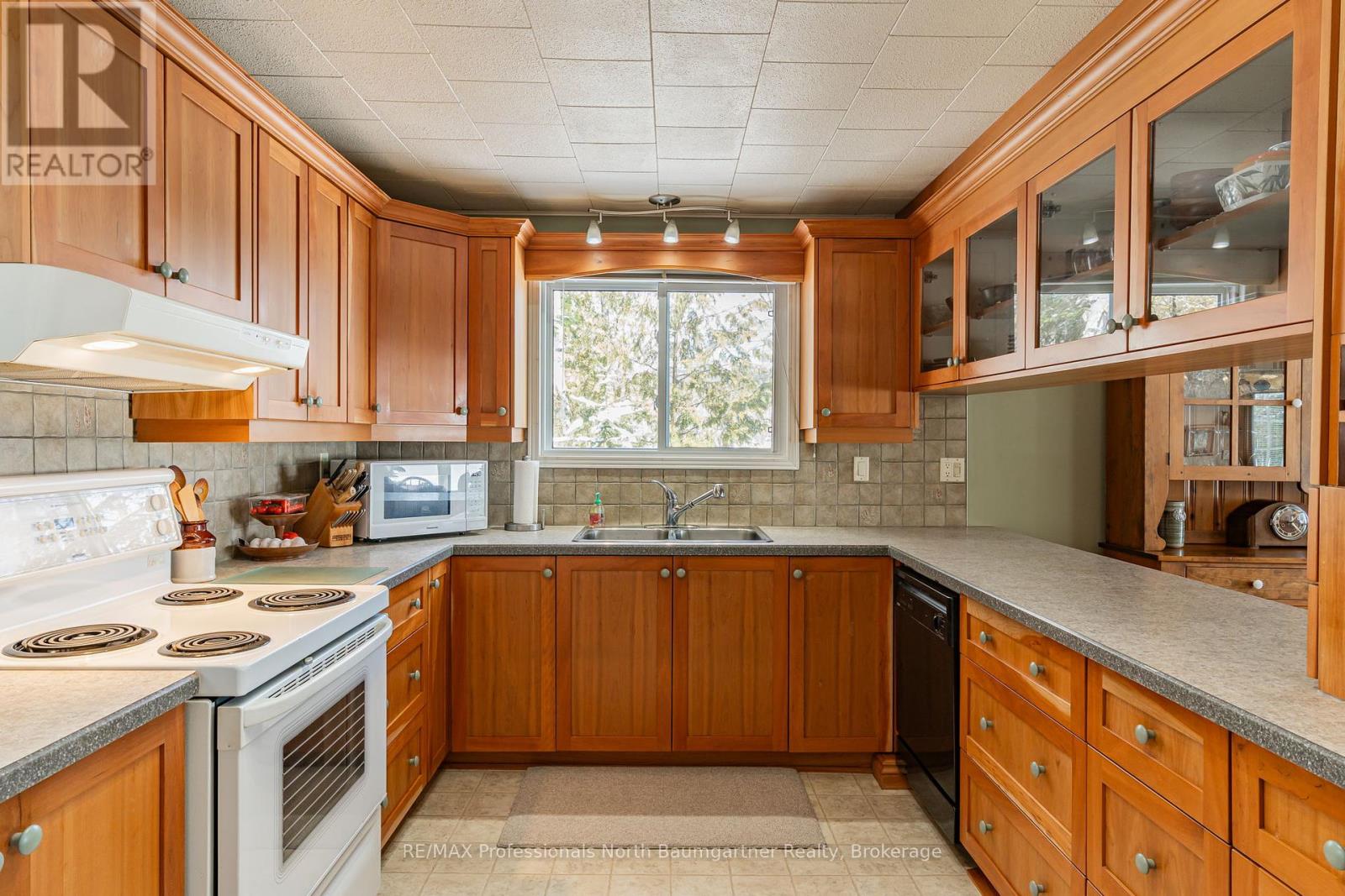 6258 Haliburton Lake Road, Dysart Et Al, Ontario  K0M 1S0 - Photo 8 - X12074153