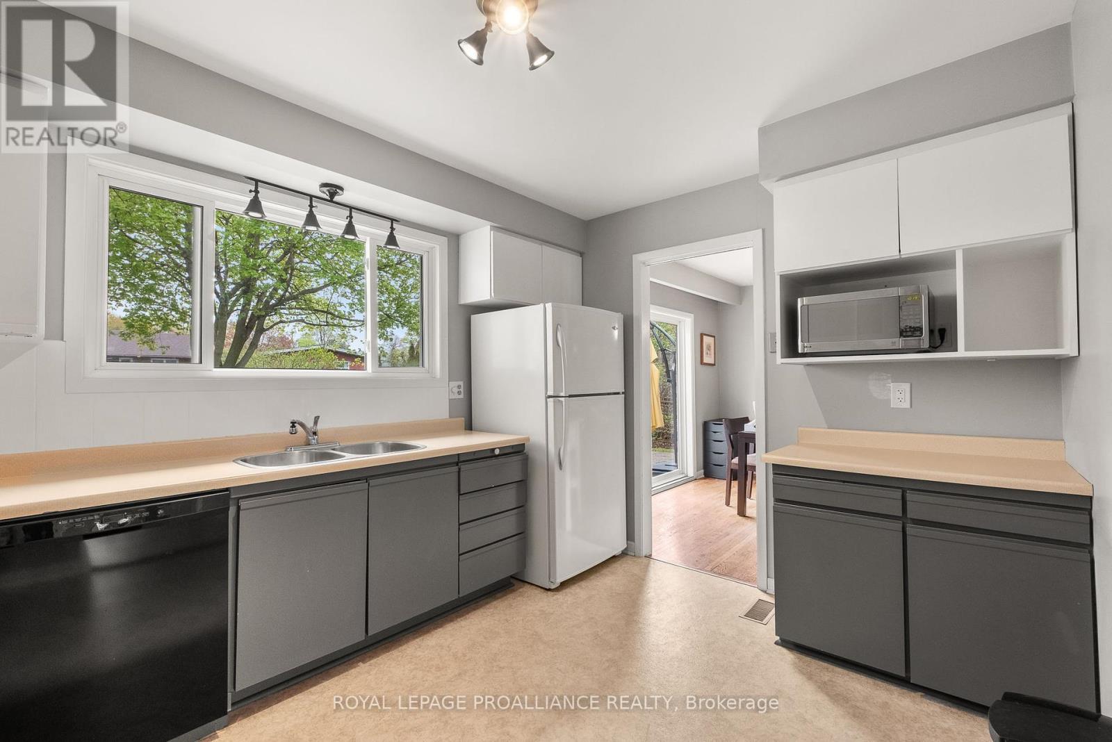40 Bayview Crescent, Cobourg, Ontario  K9A 4C6 - Photo 18 - X12158600