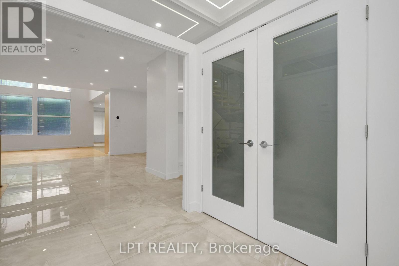 298 Crestview Road, Ottawa, Ontario  K1H 5G6 - Photo 2 - X12158730