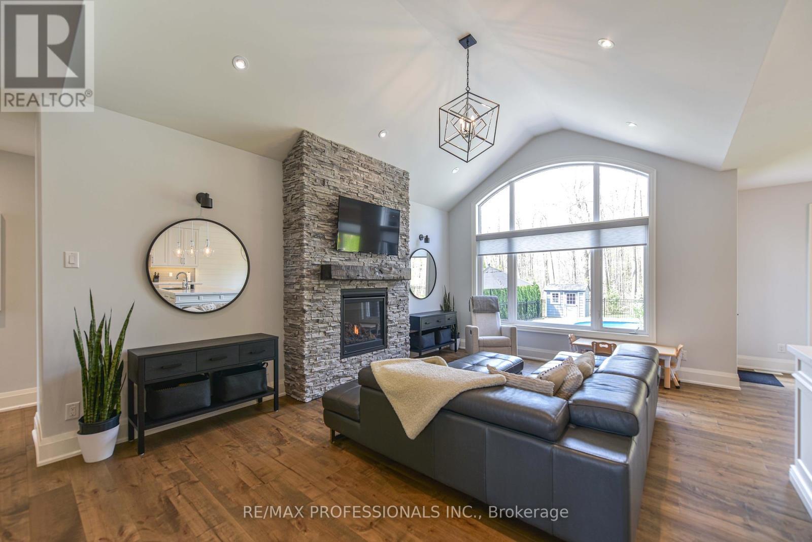21 Boothby Crescent, Springwater, Ontario  L9X 0H1 - Photo 8 - S12158429
