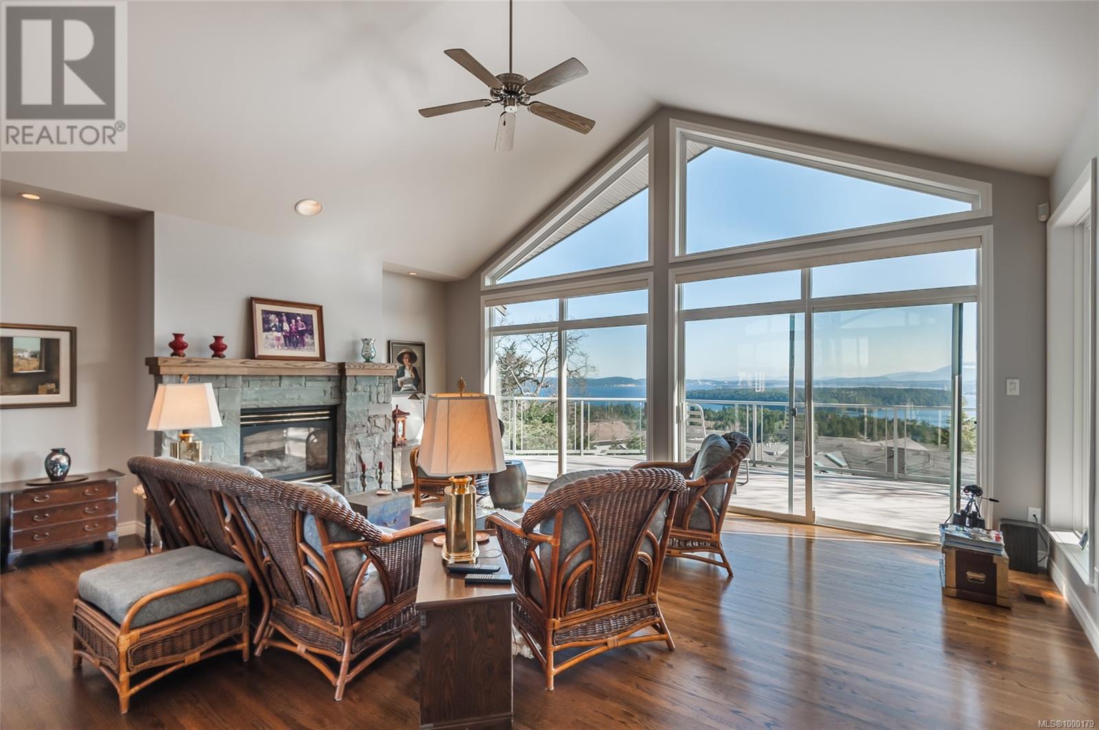 Property at 3748 Glen Oaks Dr image 4