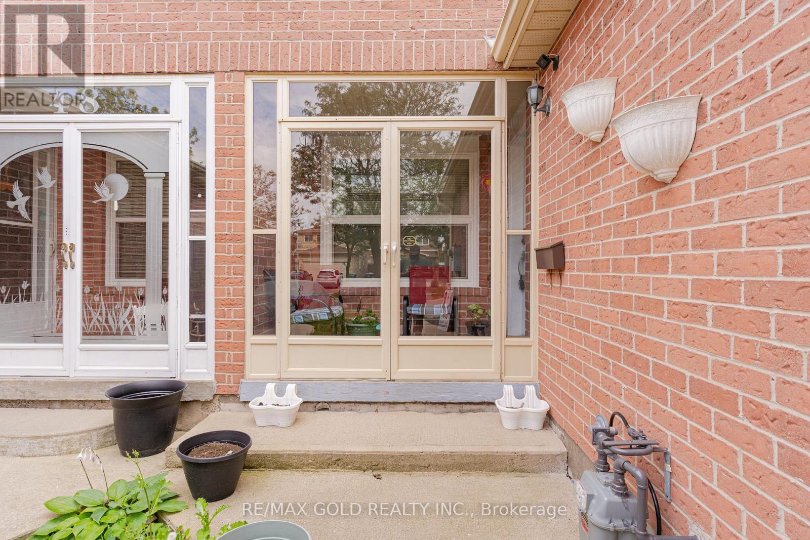 46 Donna Drive, Brampton (Heart Lake West), Ontario  L6Z 3V2 - Photo 3 - W12158518