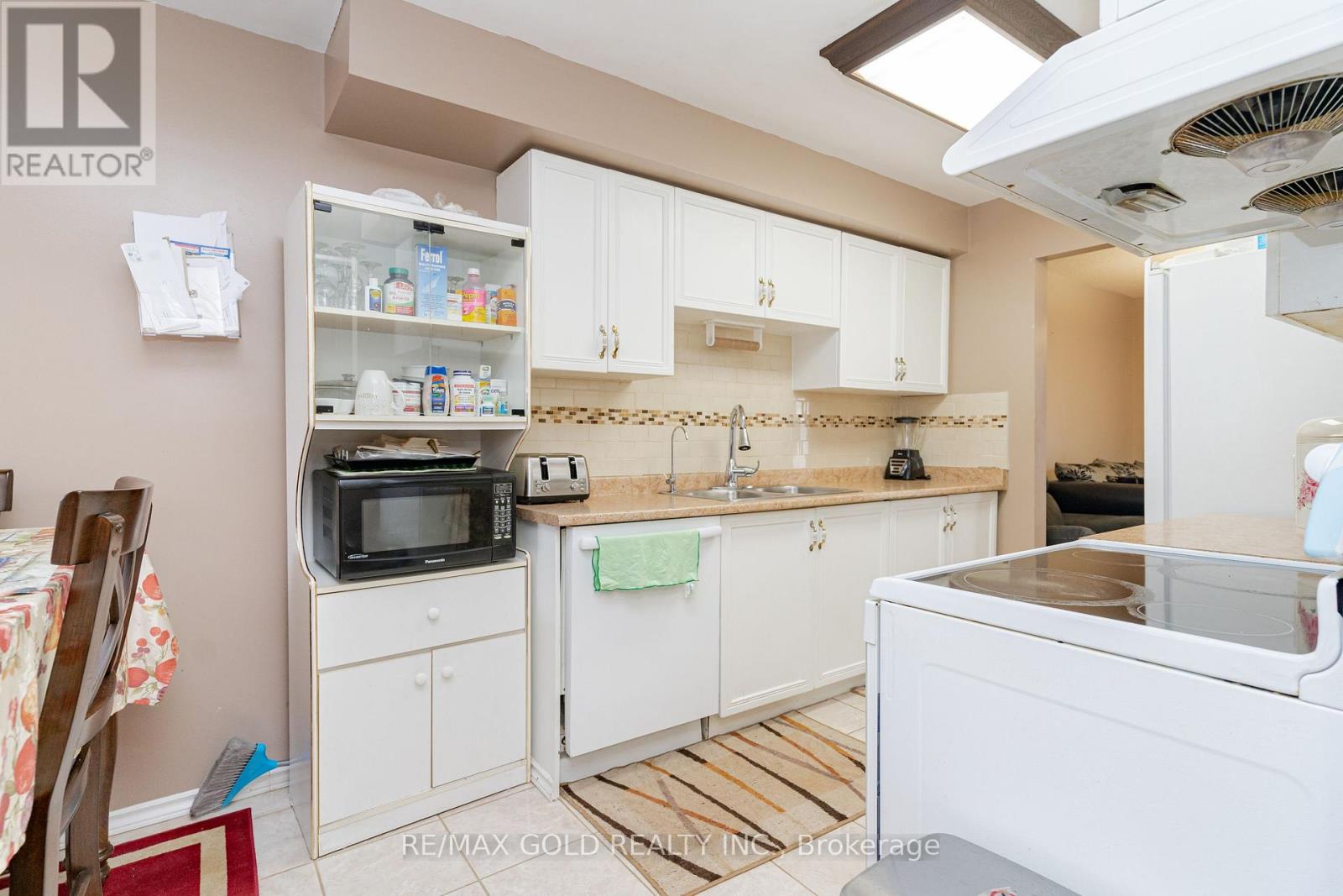46 Donna Drive, Brampton (Heart Lake West), Ontario  L6Z 3V2 - Photo 8 - W12158518