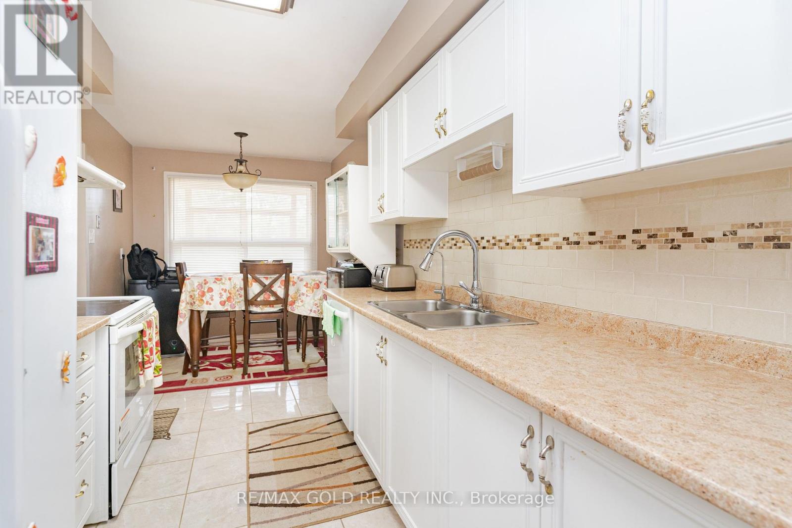 46 Donna Drive, Brampton (Heart Lake West), Ontario  L6Z 3V2 - Photo 9 - W12158518
