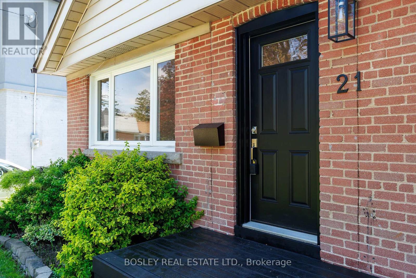 21 Fairfax Crescent, Toronto (Clairlea-Birchmount), Ontario  M1L 1Z6 - Photo 2 - E12158571
