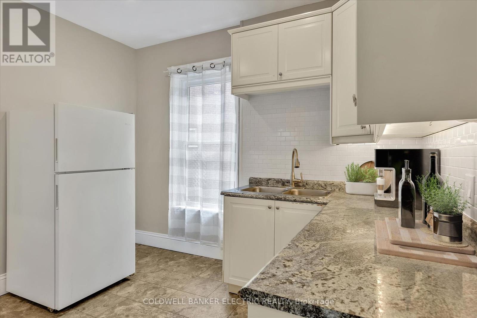 202 Braidwood Avenue, Peterborough South, Ontario  K9J 1V1 - Photo 14 - X12158897