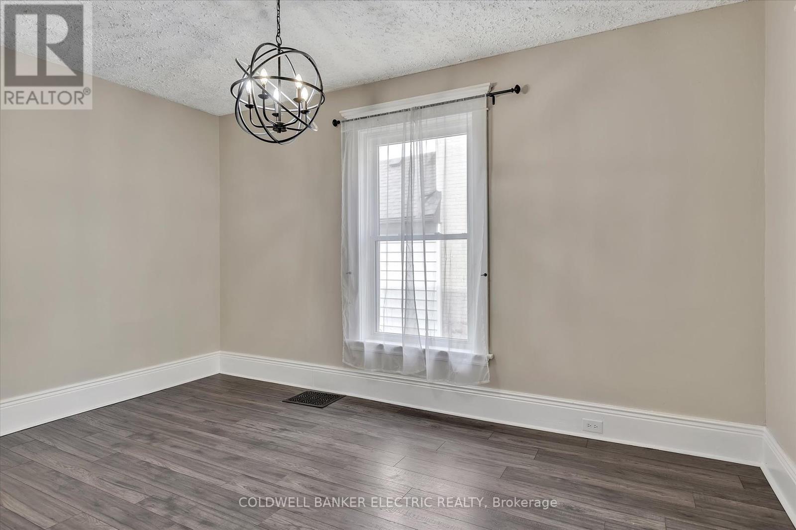 202 Braidwood Avenue, Peterborough South, Ontario  K9J 1V1 - Photo 9 - X12158897