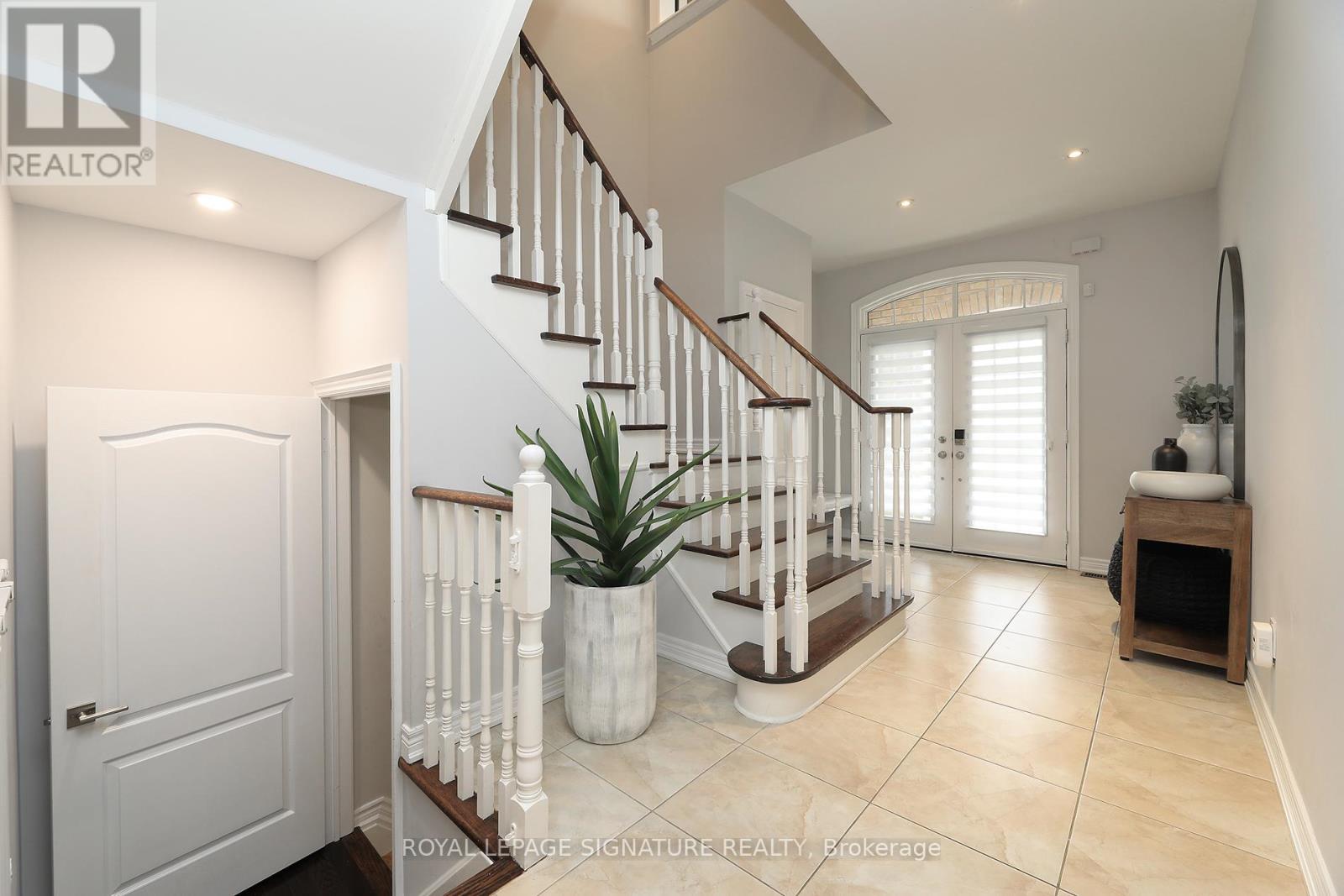17 Southvale Drive, Vaughan, Ontario  L6A 0X2 - Photo 3 - N12158716