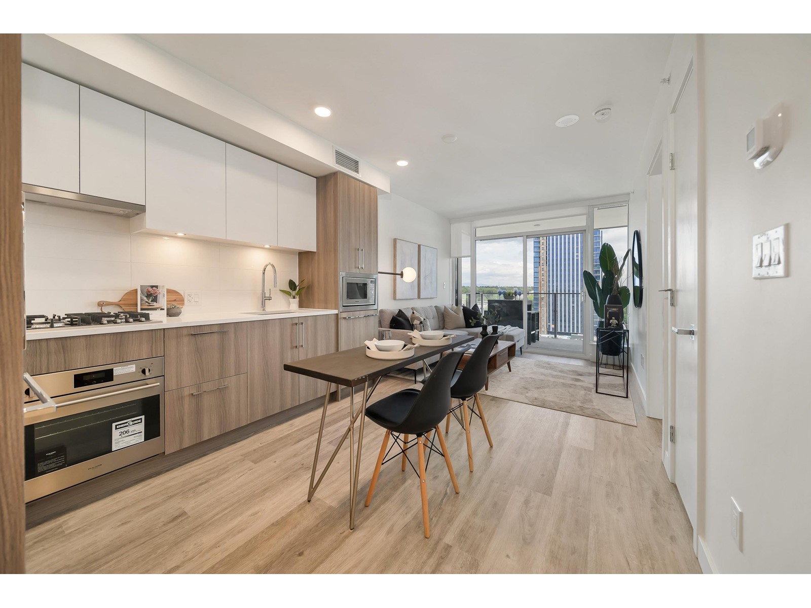 1808 9675 King George Boulevard, Surrey, British Columbia  V3T 2V3 - Photo 4 - R2996065