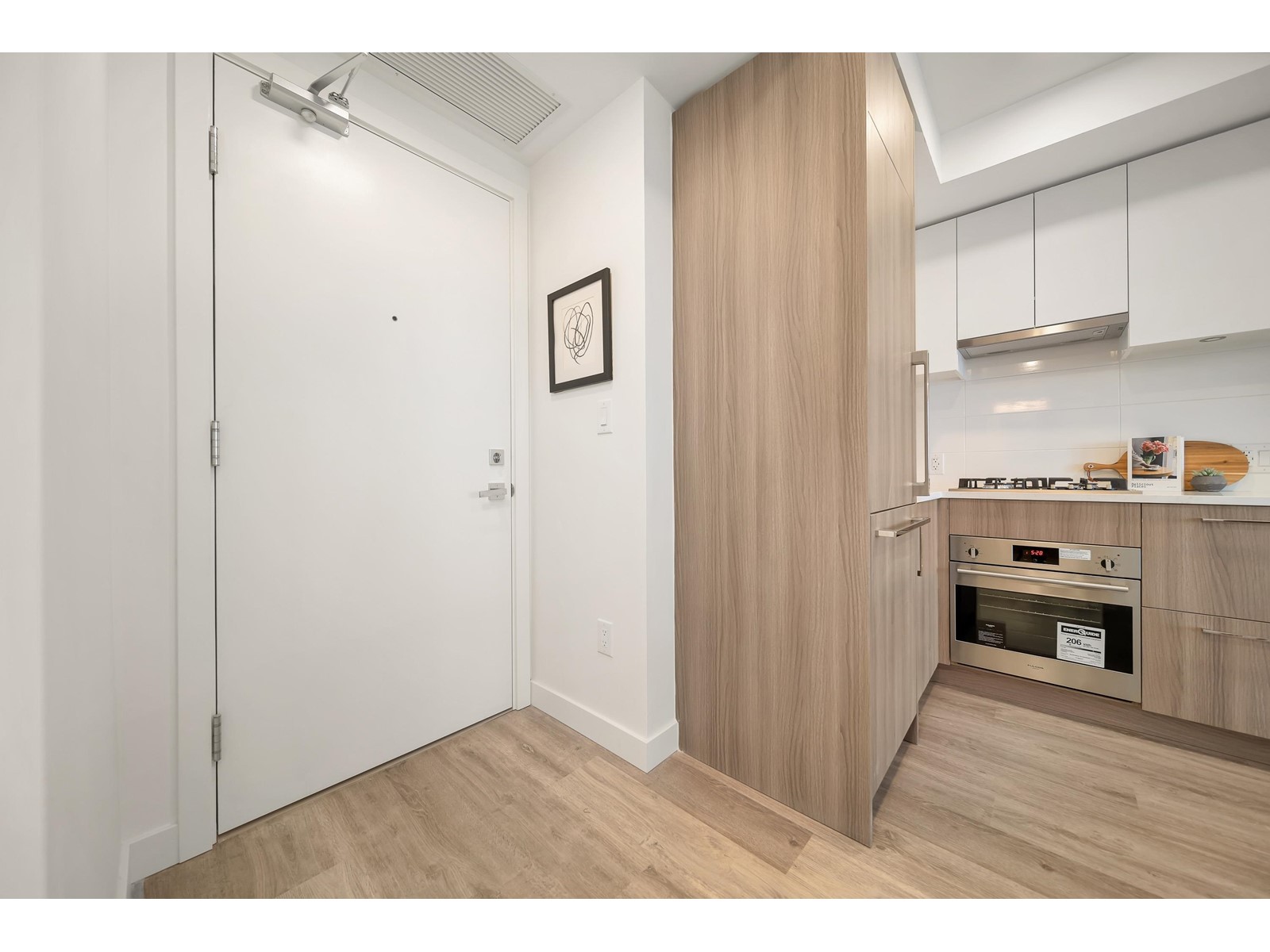 1808 9675 King George Boulevard, Surrey, British Columbia  V3T 2V3 - Photo 2 - R2996065