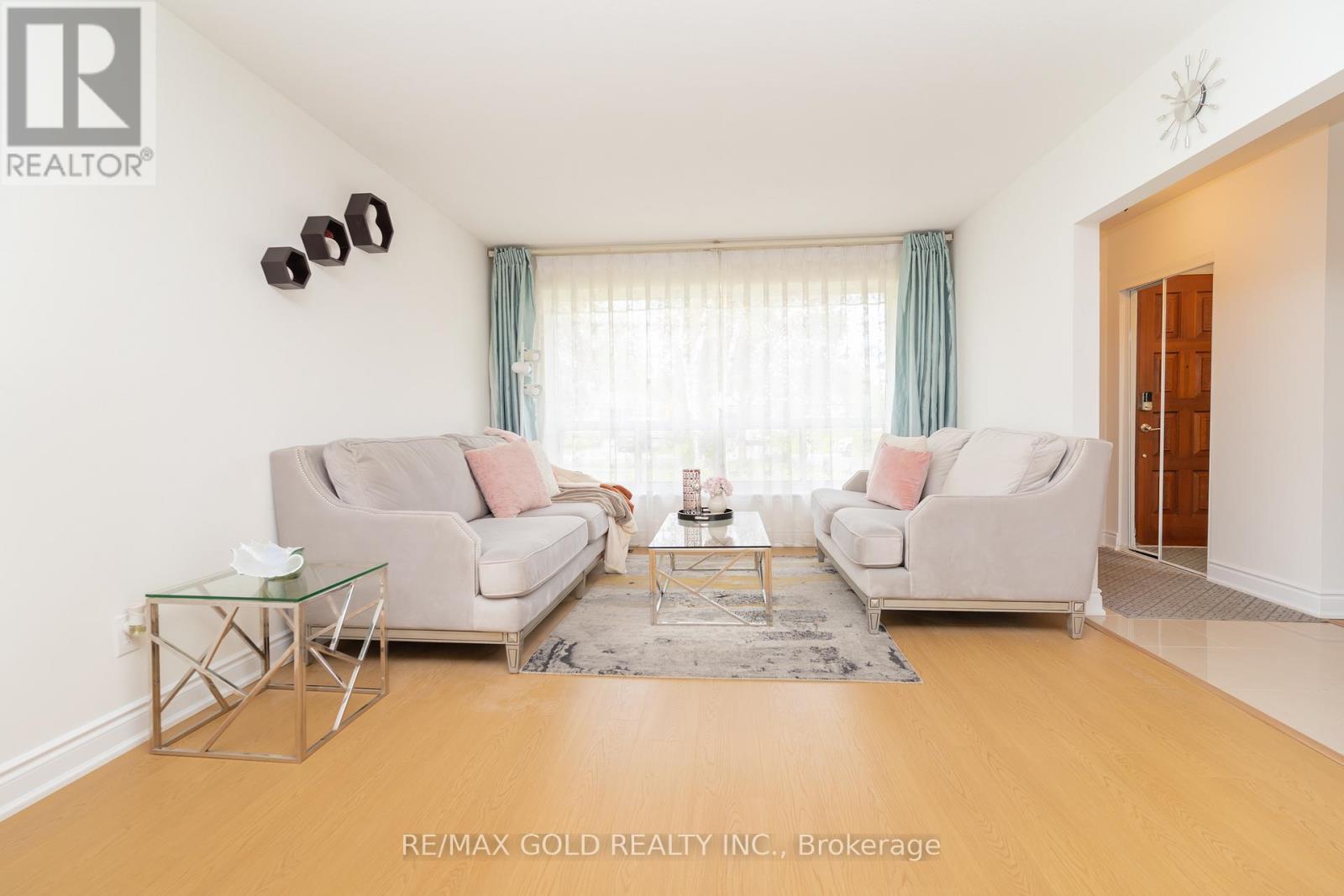 24 Dorchester Drive, Brampton, Ontario  L6T 3C9 - Photo 10 - W12158609