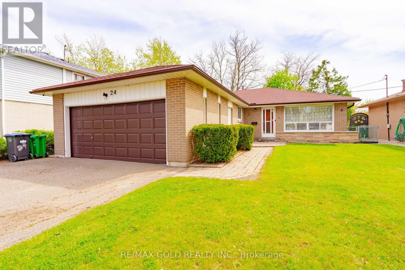 24 Dorchester Drive, Brampton, Ontario  L6T 3C9 - Photo 3 - W12158609