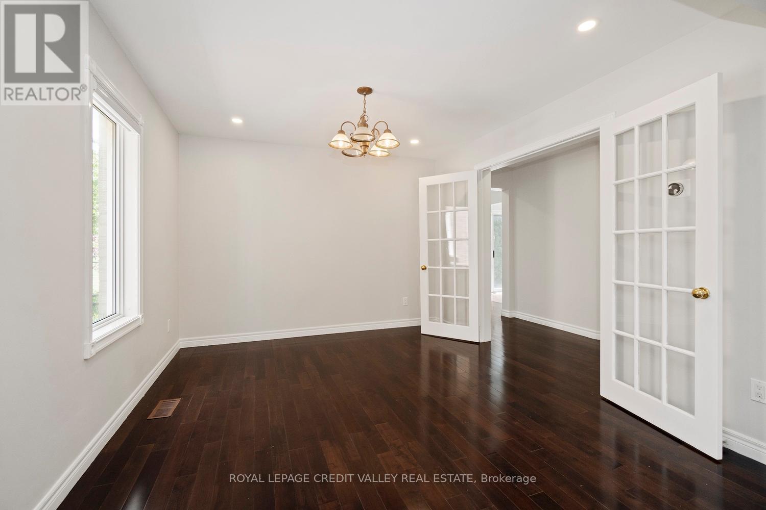 972 Winterton Way, Mississauga, Ontario  L5V 1M6 - Photo 9 - W12158665