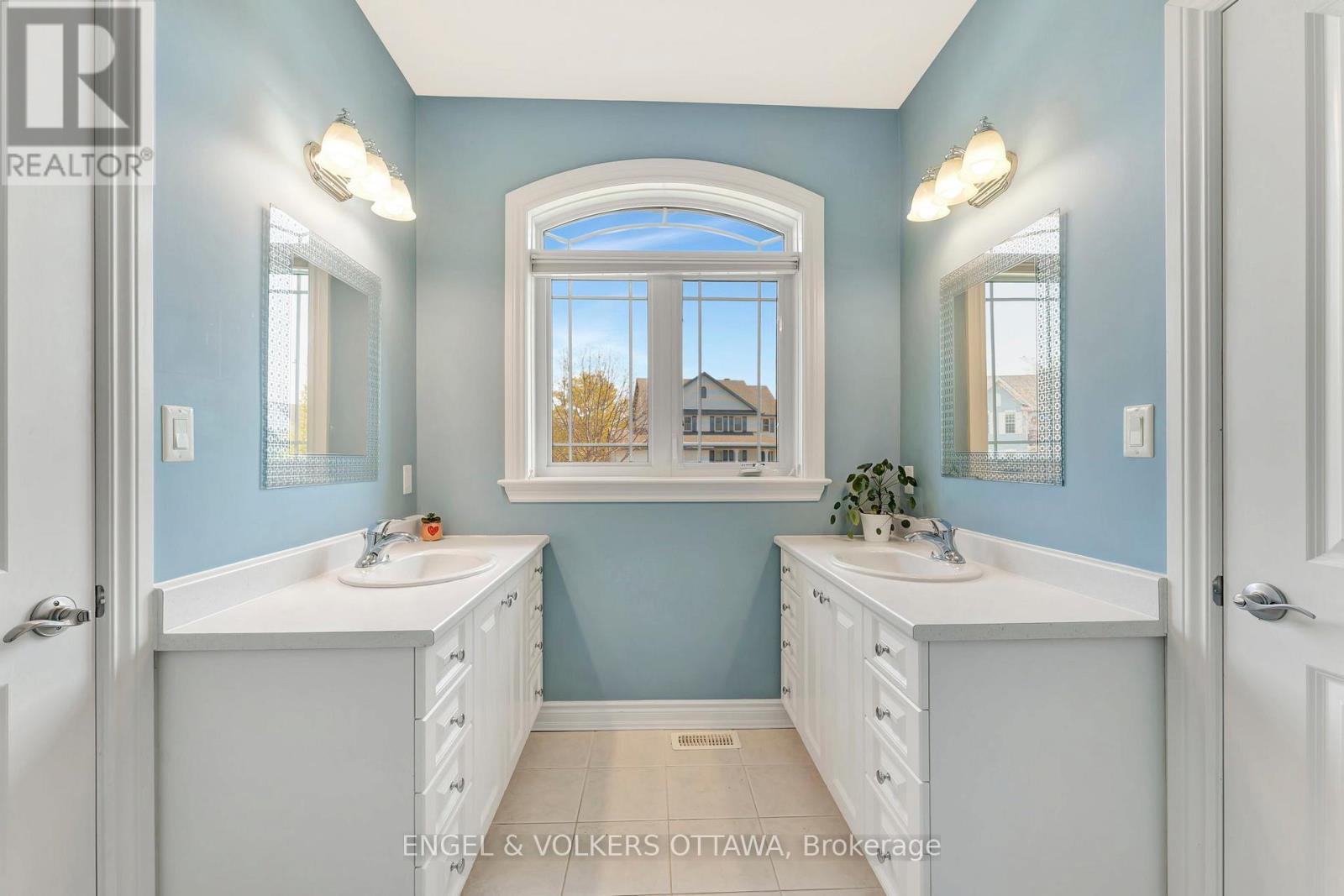 2 Beechgrove Gardens, Ottawa, Ontario  K2S 1W5 - Photo 27 - X12148251