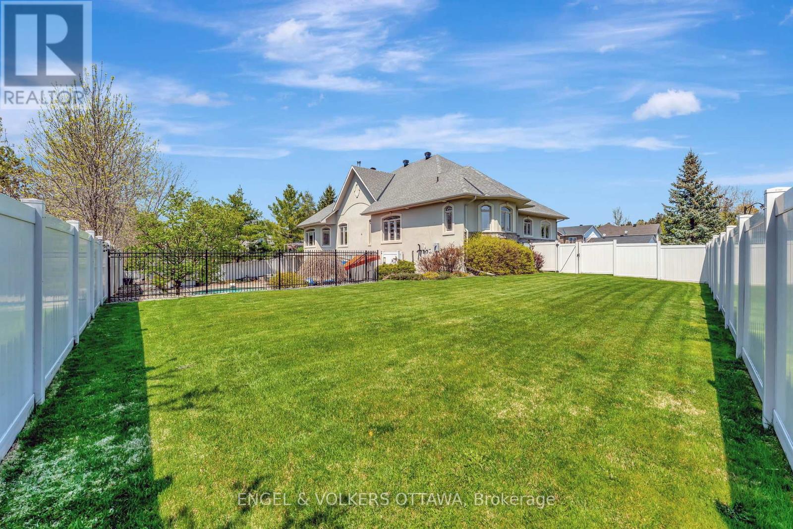 2 Beechgrove Gardens, Ottawa, Ontario  K2S 1W5 - Photo 46 - X12148251