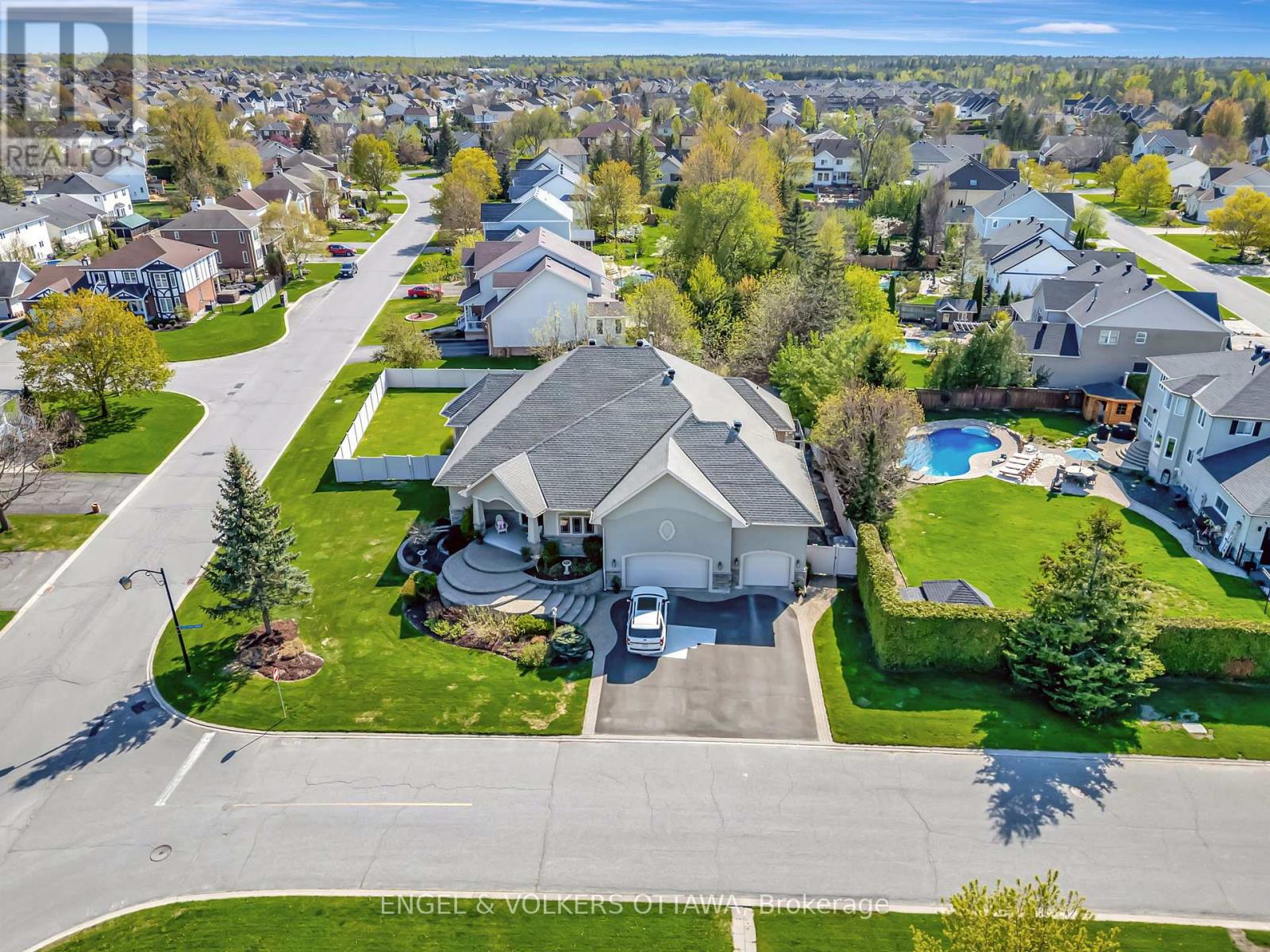 2 Beechgrove Gardens, Ottawa, Ontario  K2S 1W5 - Photo 48 - X12148251