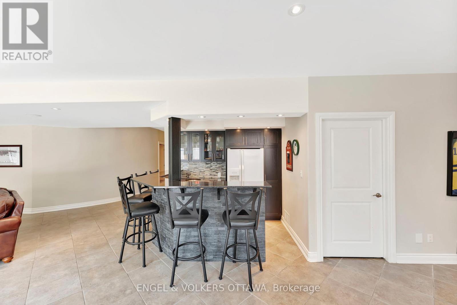 2 Beechgrove Gardens, Ottawa, Ontario  K2S 1W5 - Photo 36 - X12148251