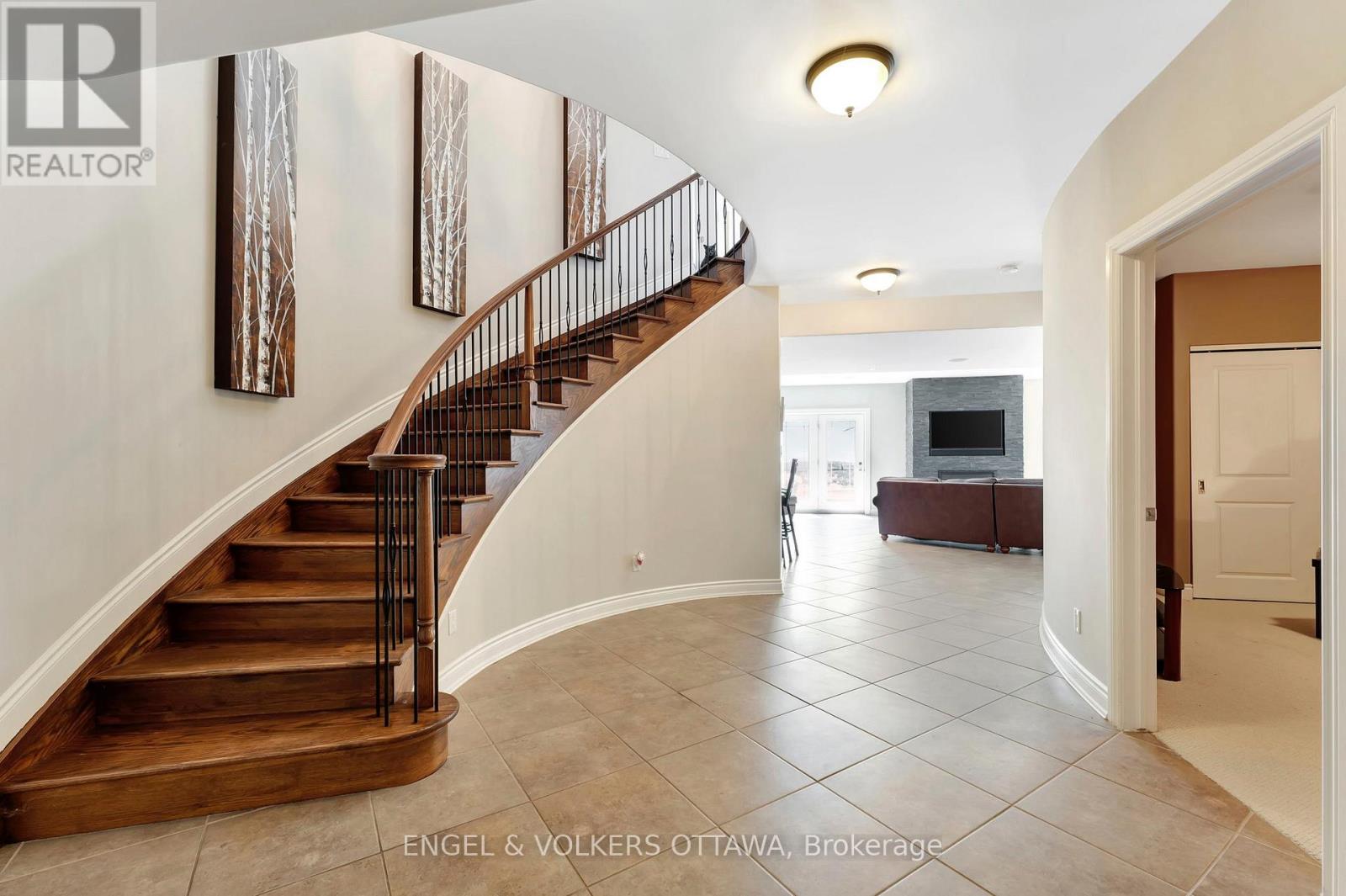 2 Beechgrove Gardens, Ottawa, Ontario  K2S 1W5 - Photo 5 - X12148251