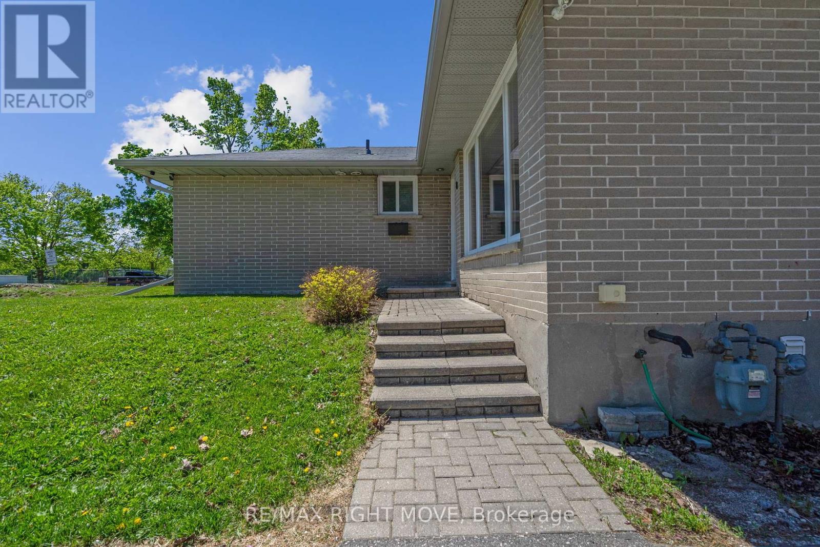 88 Rose Street, Barrie, Ontario  L4M 2T2 - Photo 3 - S12146328