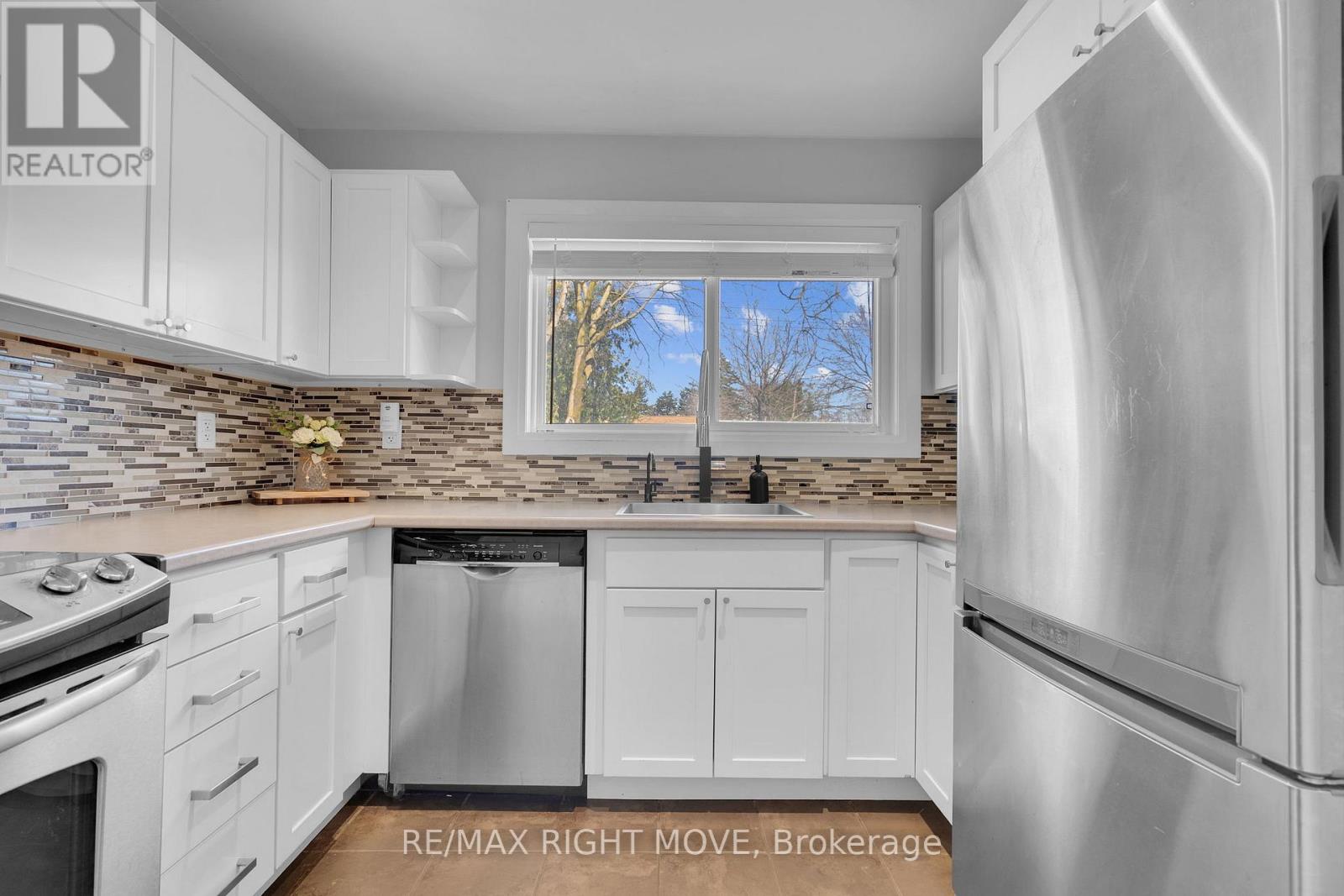 88 Rose Street, Barrie, Ontario  L4M 2T2 - Photo 17 - S12146328
